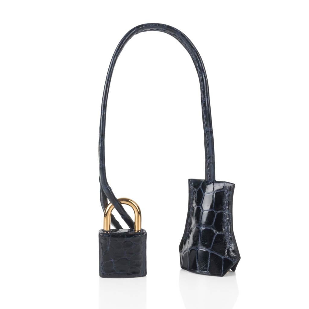 Mightychic bietet eine garantiert authentische exquisite Hermes Birkin 30 Tasche in Blue Marine porosus Krokodil vorgestellt. 
Satter Juwelenton:: akzentuiert mit goldener Hardware. 
So neutral - tragen Sie sie wie eine schwarze Tasche. 
NEU oder