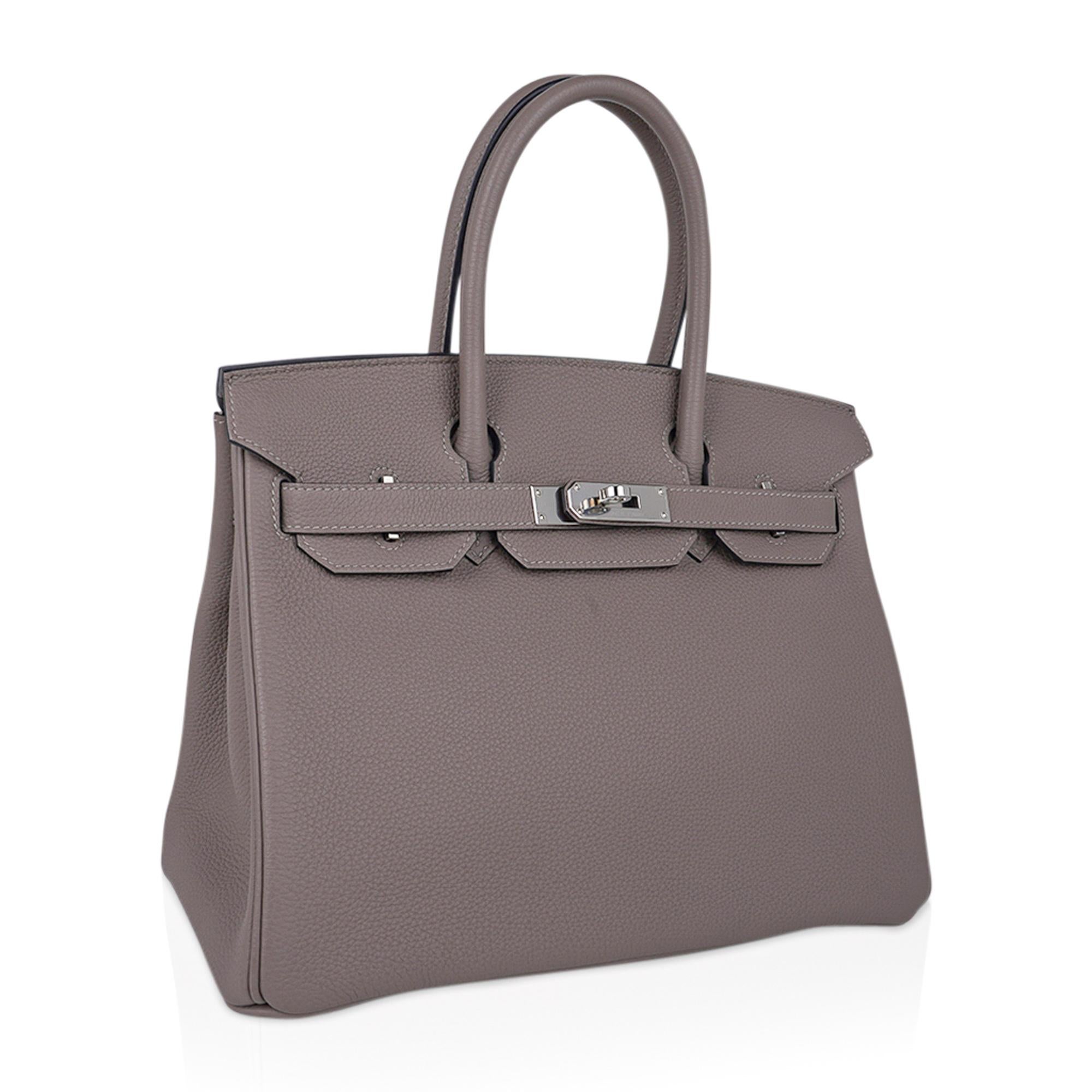 Mightychic offers an Hermes Birkin 30 bag featured in the most perfect neutral Gris Asphalte.
This stunning greige toned colour is the most perfect gray.
Fresh with palladium hardware and togo leather.
This beauty will take you year round.
Comes