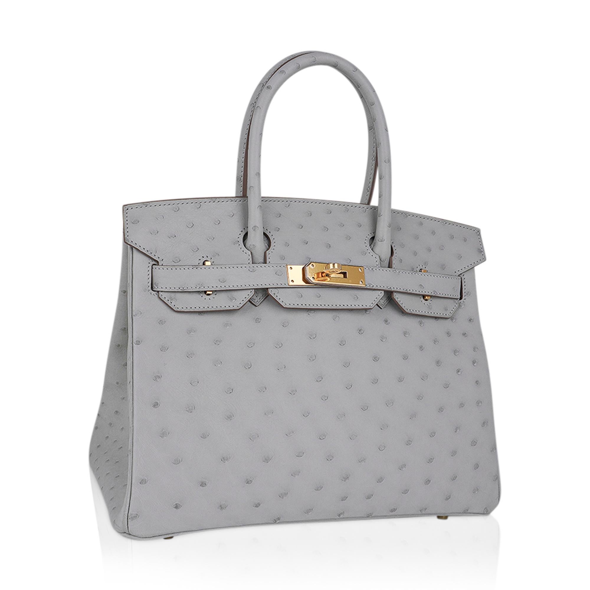Mightychic offers a rare Hermes Birkin 30 bag featured in elegant Gris Perle.
Exquisite quills are subtle in this exquisite Hermes Birkin Gris Perle bag.
Timeless and elegant.
Ostrich is renowned for being extremely durable and wearing beautifully