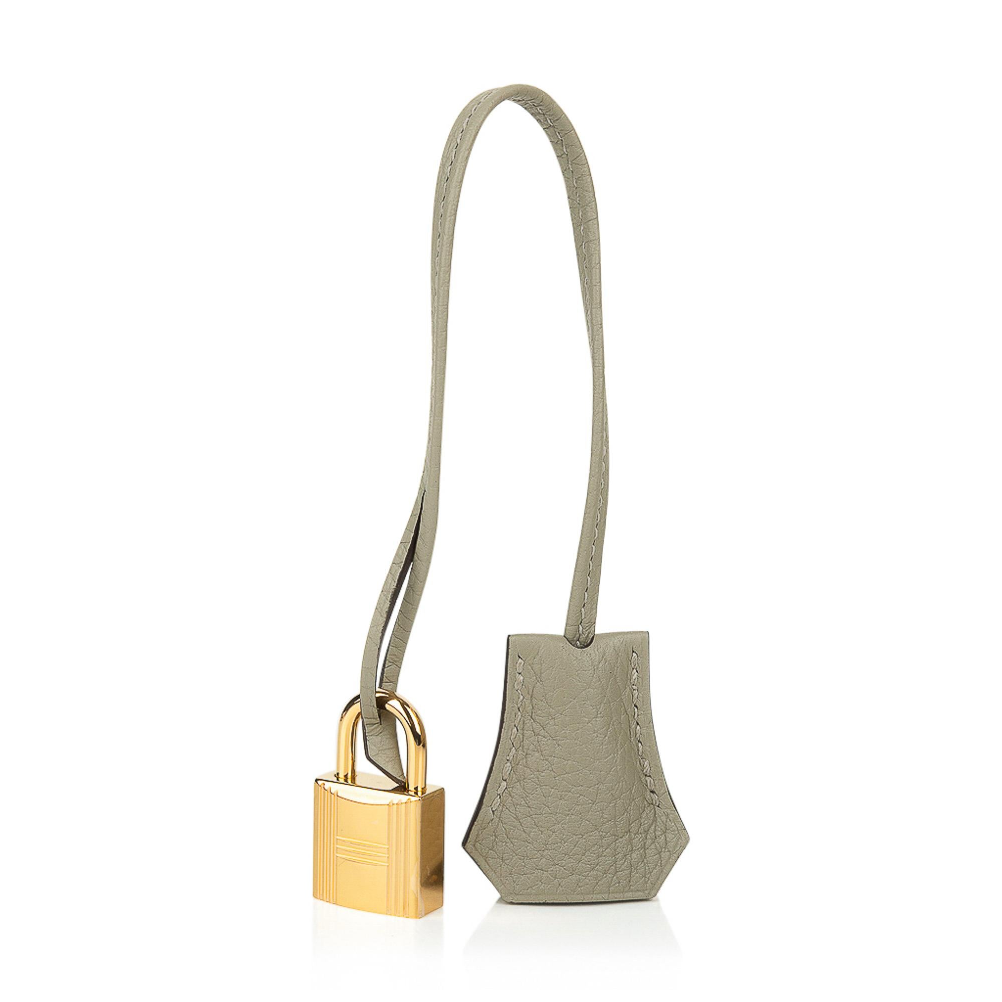 Mightychic bietet eine Hermes Birkin 30 Tasche in der Farbe Sage (Suage) an.
Exquisite gedämpfte neutrale Farbe Sage ist perfekt für das ganze Jahr tragen.
Luxuriös mit Goldbeschlägen in Clemence-Leder.
NEU oder NIE GEBRAUCHT. 
Kommt mit dem Schloss