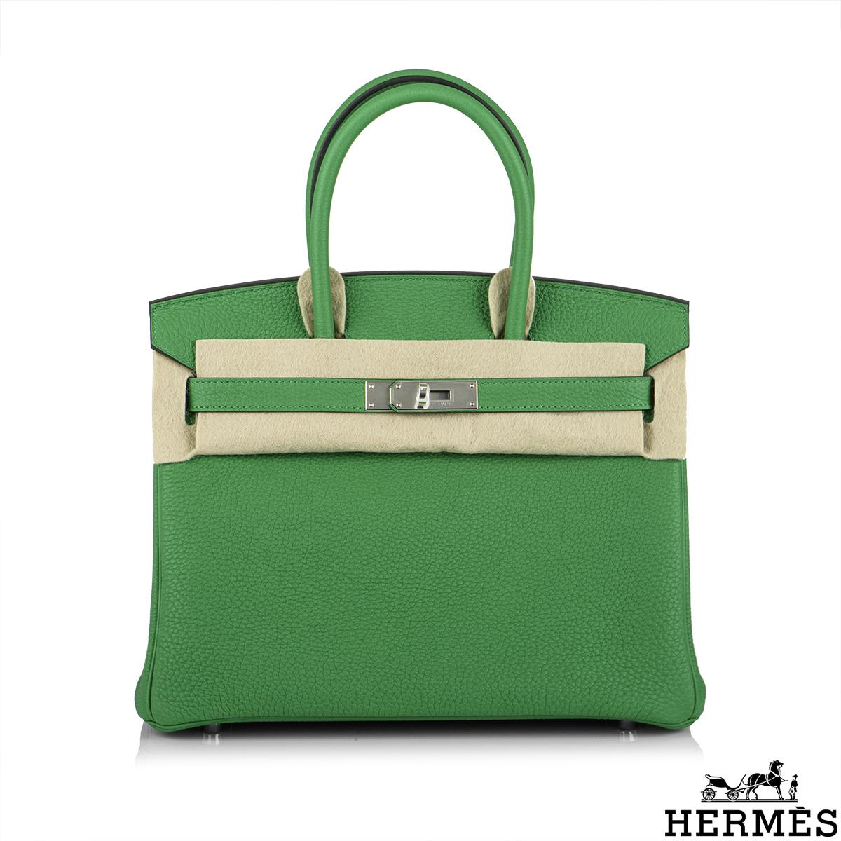 A Stunning Hermès Birkin Verso 30 Bag. The exterior of this Birkin features a togo leather in bambou and is detailed with palladium hardware. The interior is lined with contrast caramel chevre. The interior features a zipper pocket with an Hermès