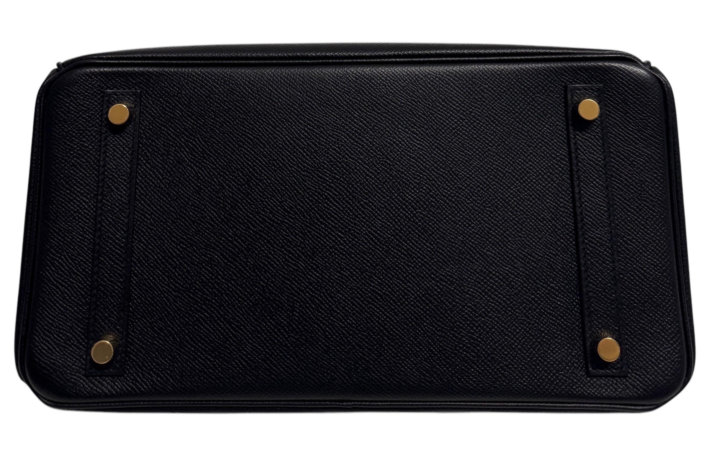 El color más codiciado. Hermes Birkin  Cuero Epsom negro de 30 retamas complementado con herrajes dorados. Estado impecable con plástico en todos los herrajes y pies. 
Un Sello. Impecable en todo el Hardware. 
Lux Addicts es una empresa con sede en