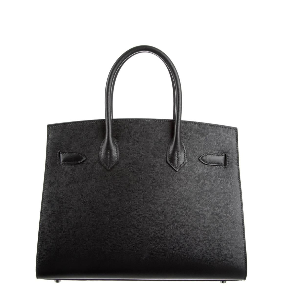 Leather
Palladium plated hardware
Leather lining
Turn-lock and flap closures
Handle drop 3.5