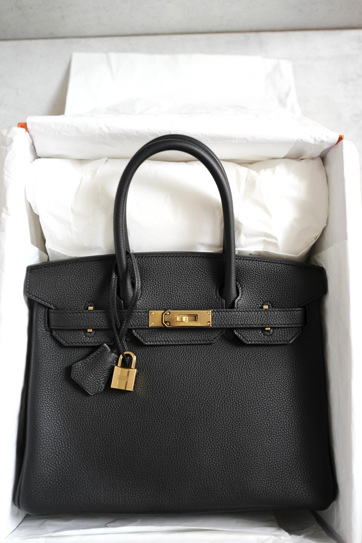 Diese Birkin von Hermès ist aus luxuriösem schwarzem Togo-Leder gefertigt, das sich durch eine raffinierte Narbung und eine wunderbar weiche und dennoch strukturierte Oberfläche auszeichnet. Die klassische Silhouette unterstreicht die zeitlose