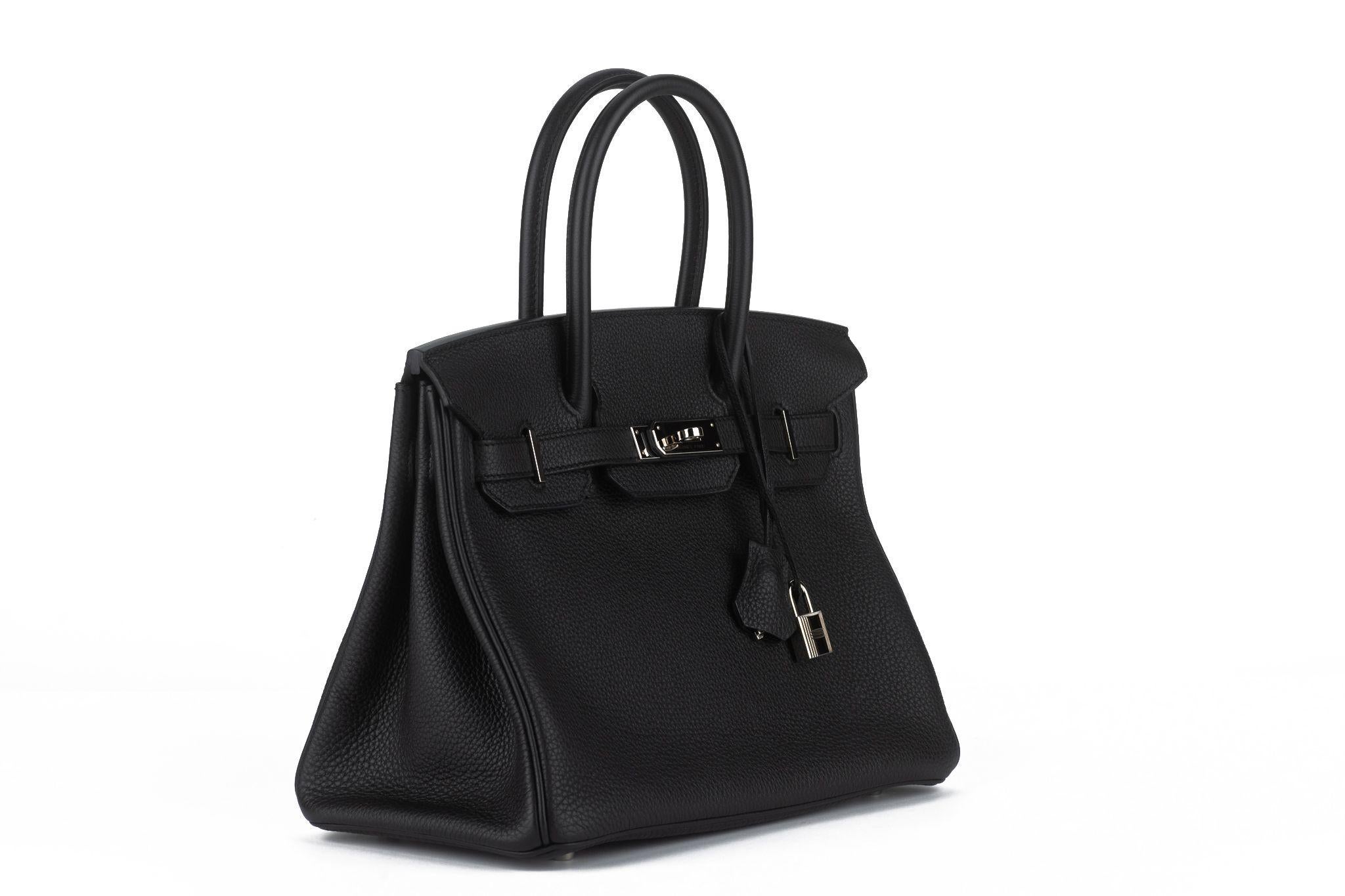 Hermès autentica Birkin 30 cm in pelle nera Togo e finiture in palladio. Viene fornito con clochette, tirette, lucchetto e due chiavi.
Prima lettera X.
Viene fornito con protezione antipioggia, libretto, copertina antipolvere originale e scatola.