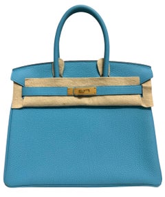 Hermès Birkin 30 Bleu du Nord Cuir Togo complété par une quincaillerie dorée.