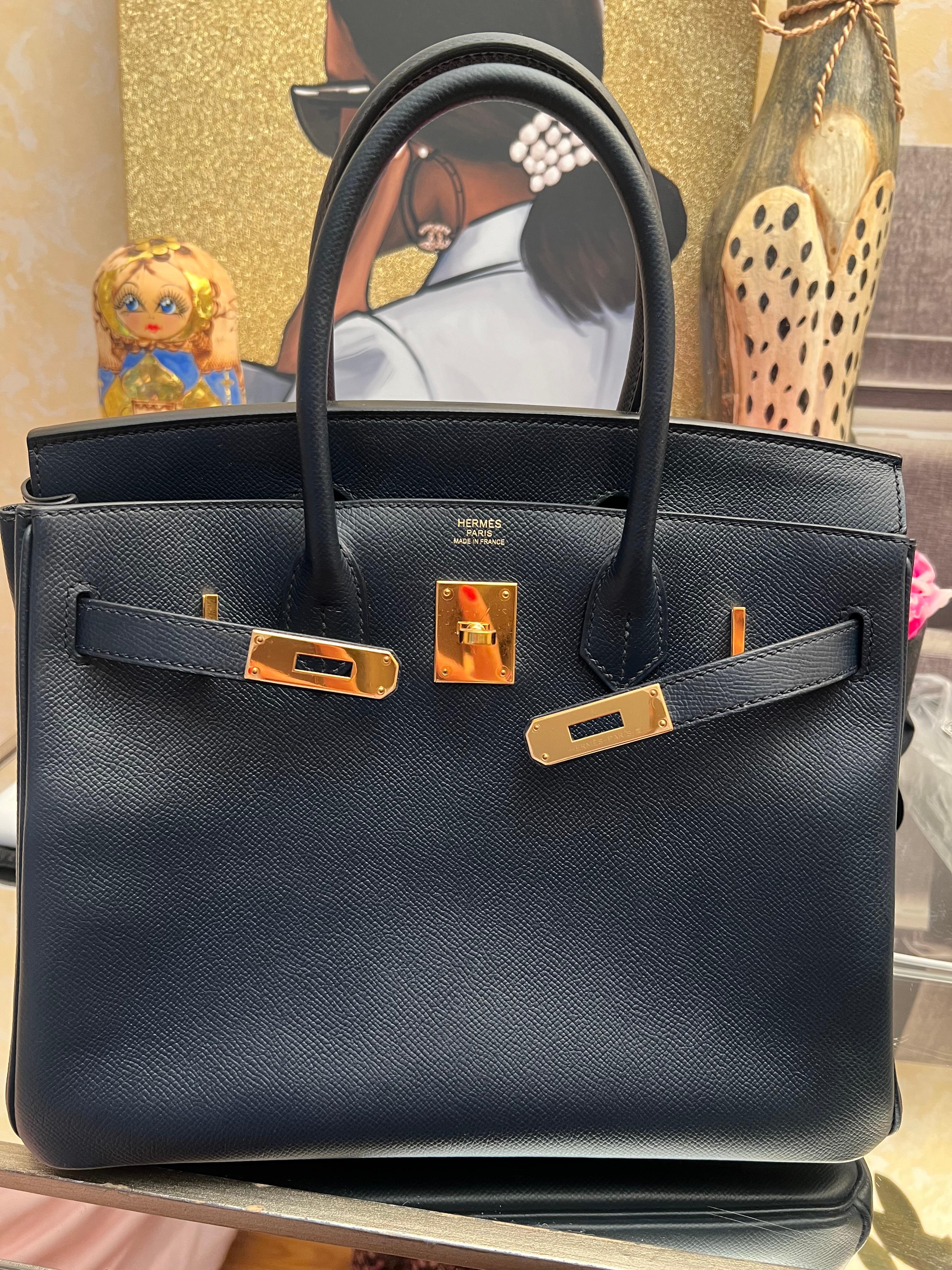 Sac Hermes Birkin 30 Bleu Nuit Epsom.
En très bon état, il s'agit d'une première acquisition. GHW.
Un timbre 
Livré avec un sac à poussière, des clés, une clochette et un casier. 