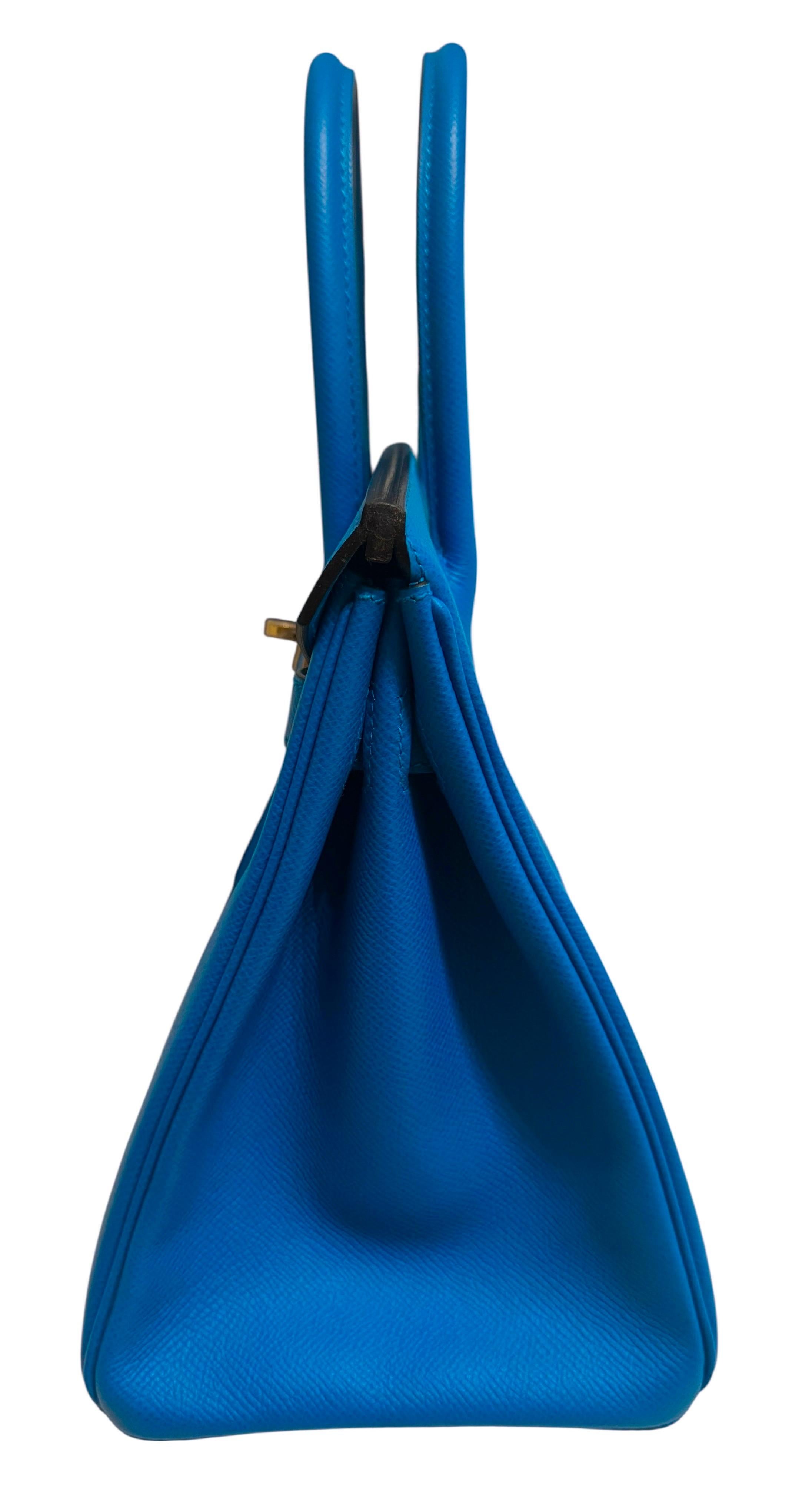 Hermes Birkin 30 Blu Frida in pelle Epsom con hardware dorato. 
Condizioni incontaminate, quasi come nuove, con plastica su tutto l'hardware.
D. A. 
acquista con fiducia Lux Addicts è un'azienda con sede a Miami, in Florida, specializzata nella