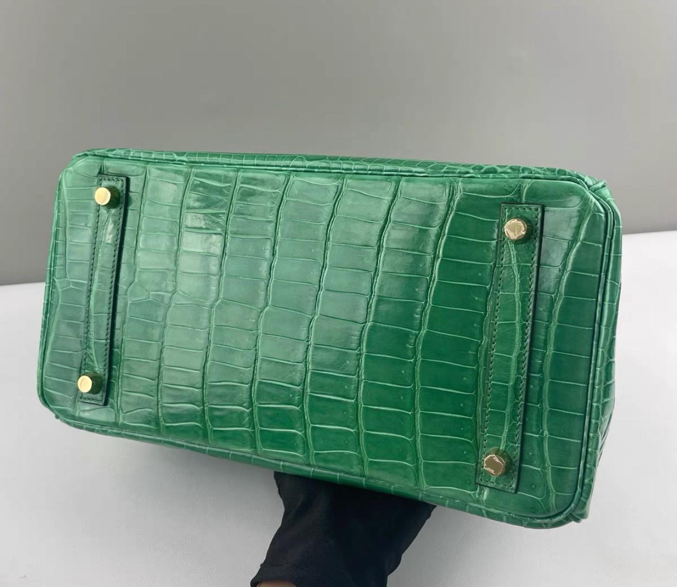Hermes Birkin 30 Bamboo Green Shiny Porosus Crocodile Bag GHW In Excellent Condition For Sale In New York, NY