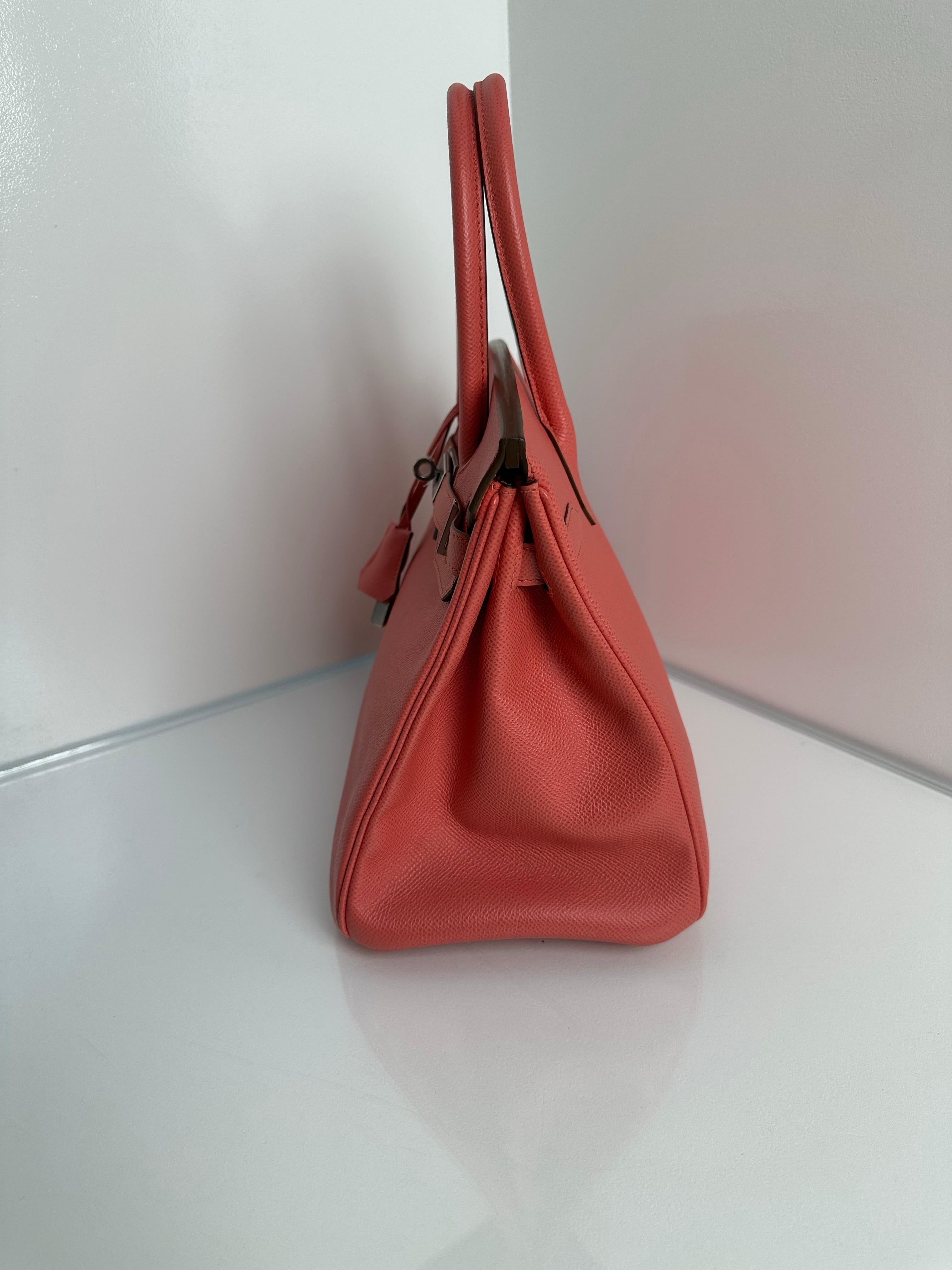 Hermes Flamingo 30 Tasche. Togo-Leder mit Palladium-Beschlägen. Ausgezeichnete Innenreinigung. Wunderschöne leuchtende Farbe und große Investition Tasche. Inklusive Clochette, Schloss, Schlüssel und Staubbeutel.