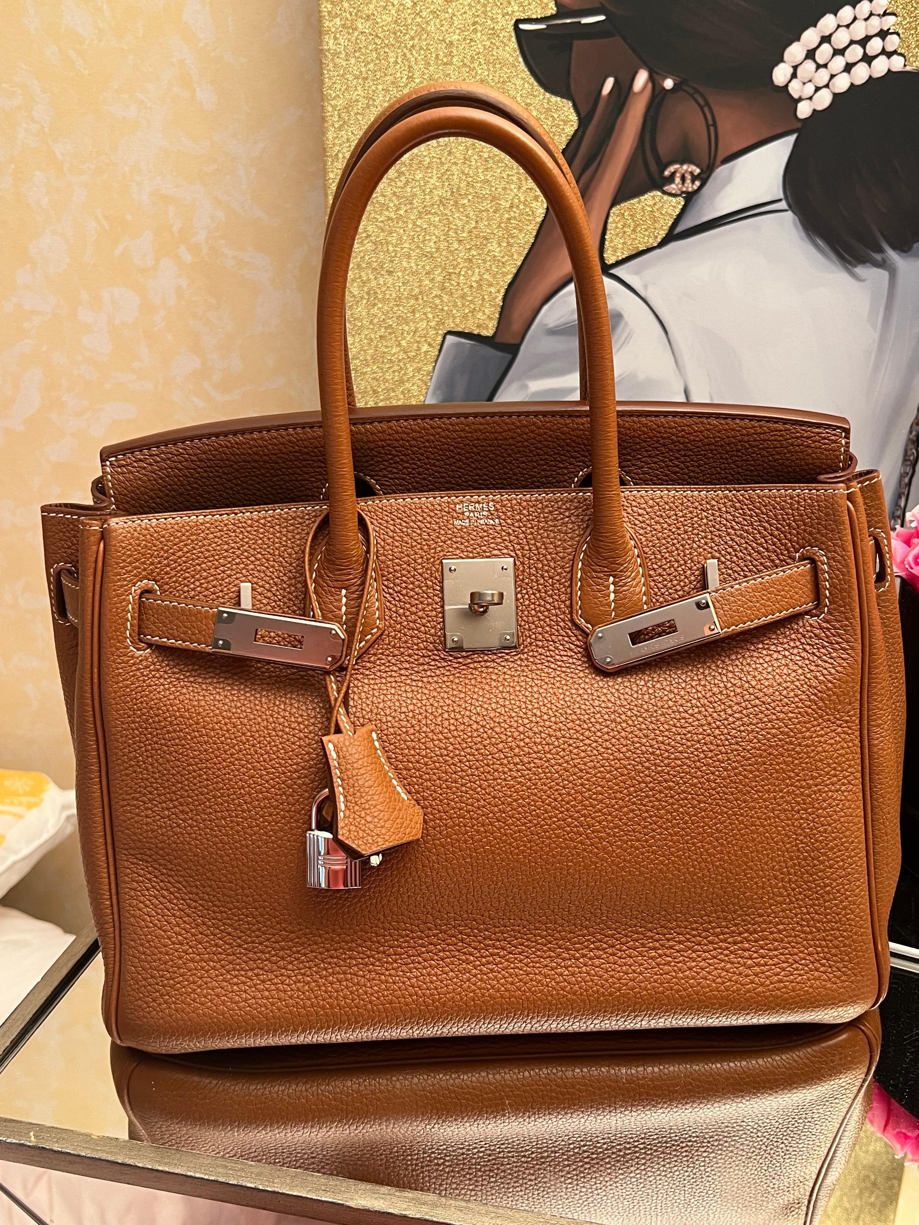 Sac Hermes Birkin 30 Gold Brown Togo avec PHW.

Le sac est en très bon état.
Coins et poignées après nettoyage et spa.
Plastique sur le métal. Tampon O.

Livré avec un sac à poussière.
