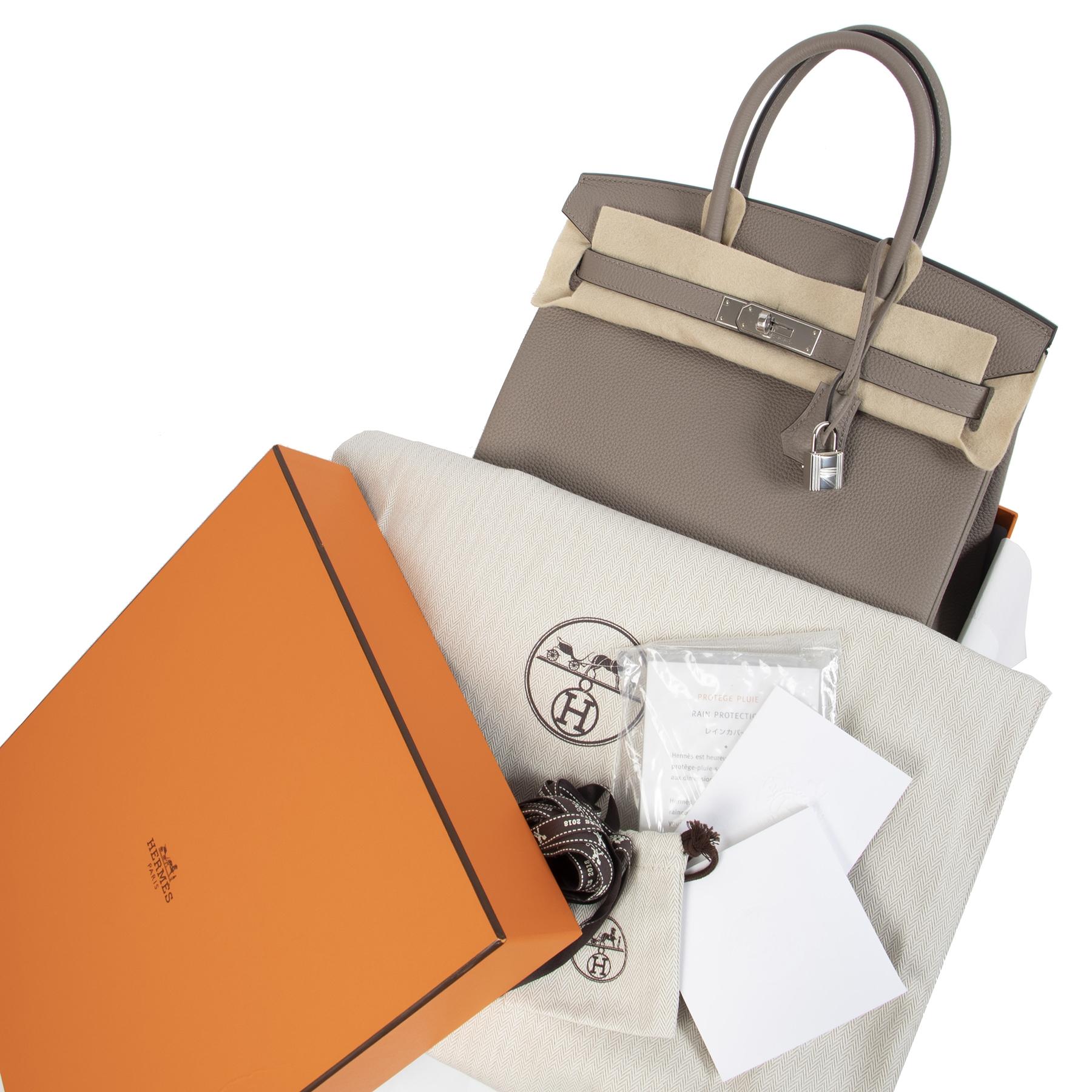 BRAND NEW

Hermès Birkin 30 Togo Gris Asphalte PHW

This stunning Hermès Birkin in the size 30 is crafted out of fine Togo leather which is pebbled yet soft to the touch.

The Gris Asphalte hue is the perfect everyday color that goes with just about