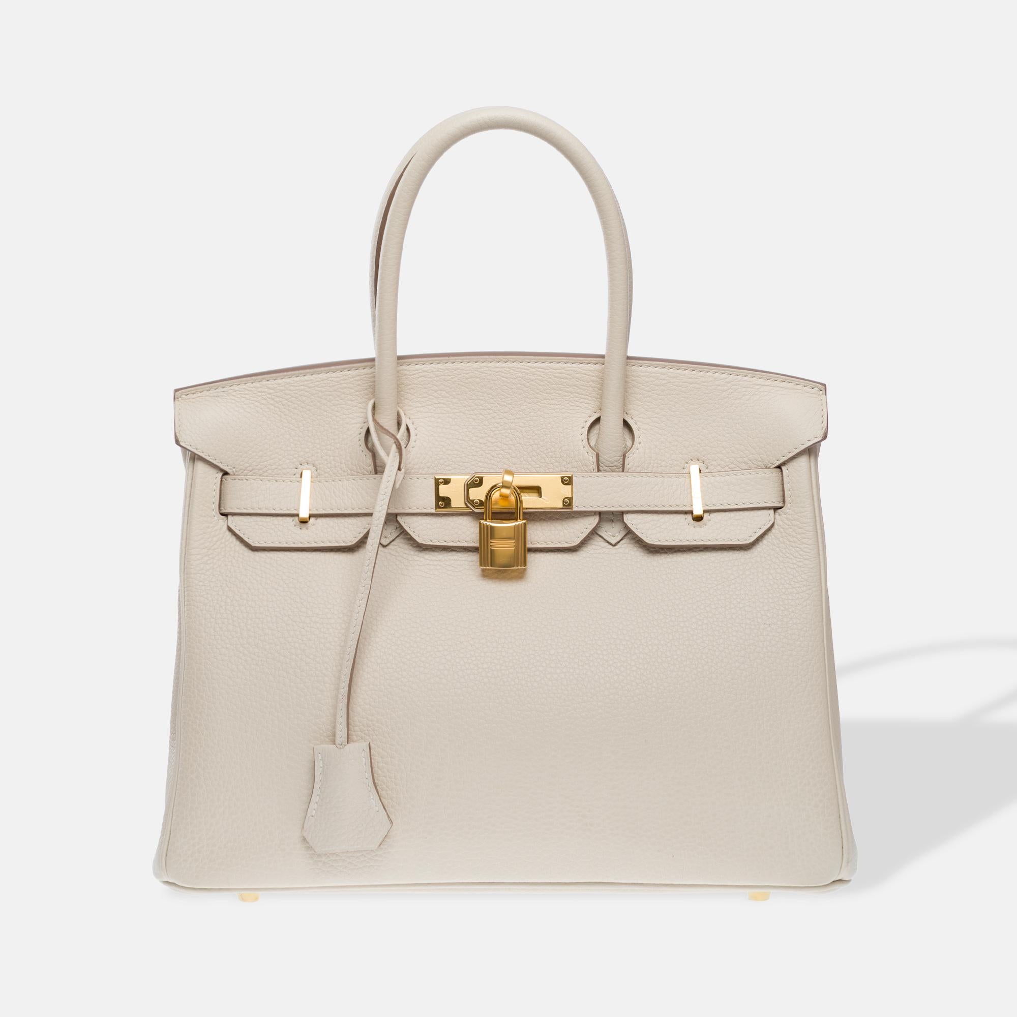 Bellissima borsa Hermes Birkin 30 in pelle di vitello Togo Craie, con finiture in metallo dorato, doppi manici in pelle Craie per il trasporto a mano.

Chiusura con patta
fodera interna in pelle craie, una tasca con zip, una tasca piatta
Firma: