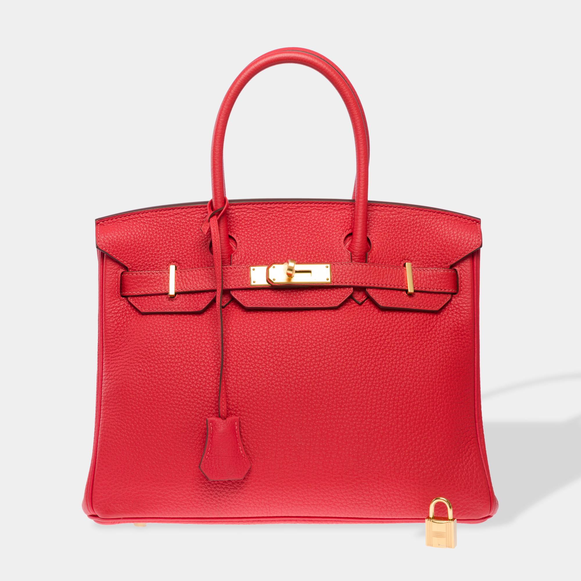 Exceptionnel sac à main Hermès Birkin 30 en cuir Jaipur Togo rose, garniture en métal doré, double poignée en cuir rouge pour le portage à la main

Fermeture à rabat
Doublure intérieure en cuir rose, une poche zippée, une poche plaquée
Signature :