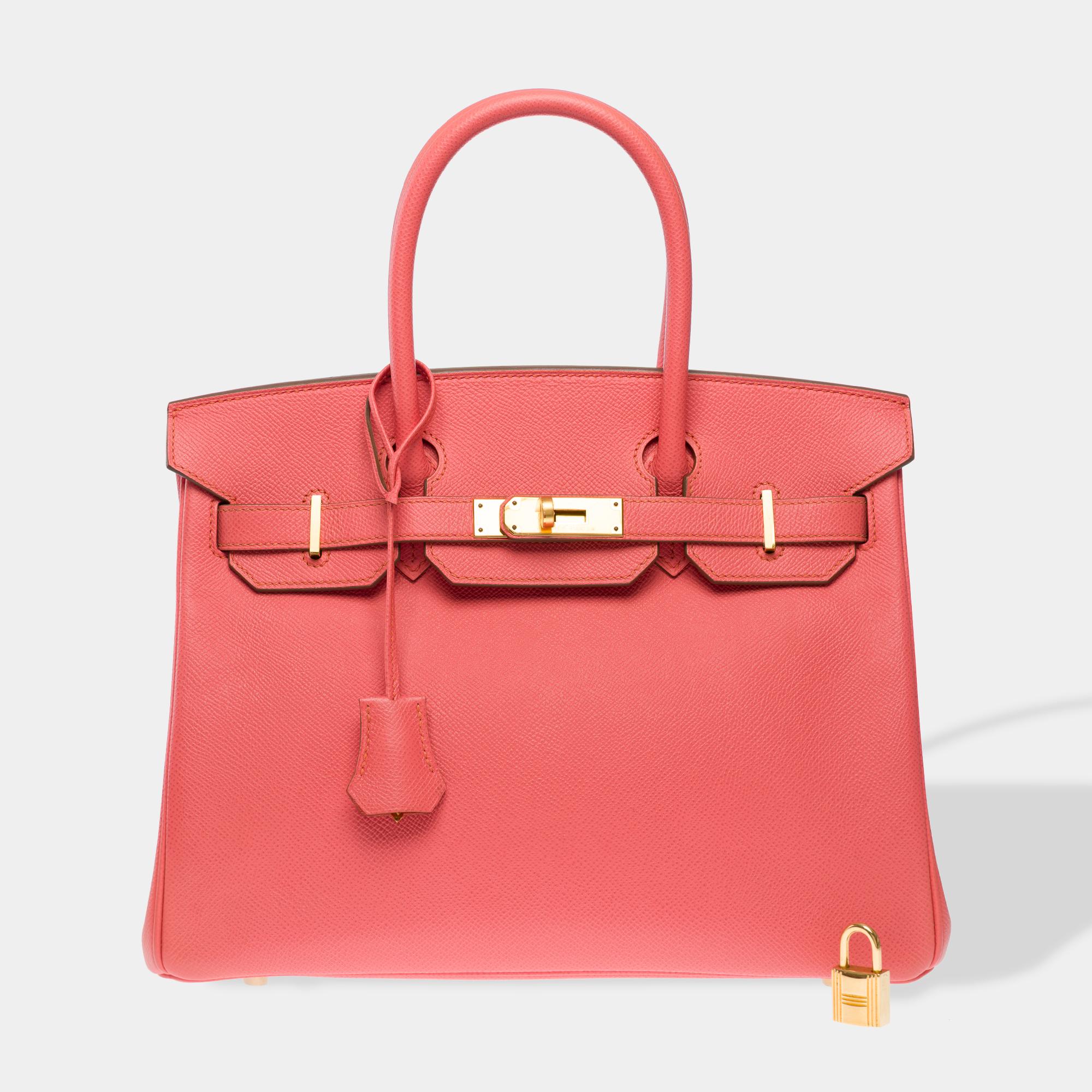 Splendide et lumineux Birkin 30 Hermès en cuir de veau Togo Rose Crevette, garniture en métal doré, double anse en cuir rose pour un portage à la main.

Fermeture par rabat
Doublure intérieure en cuir rose, une poche zippée, une poche