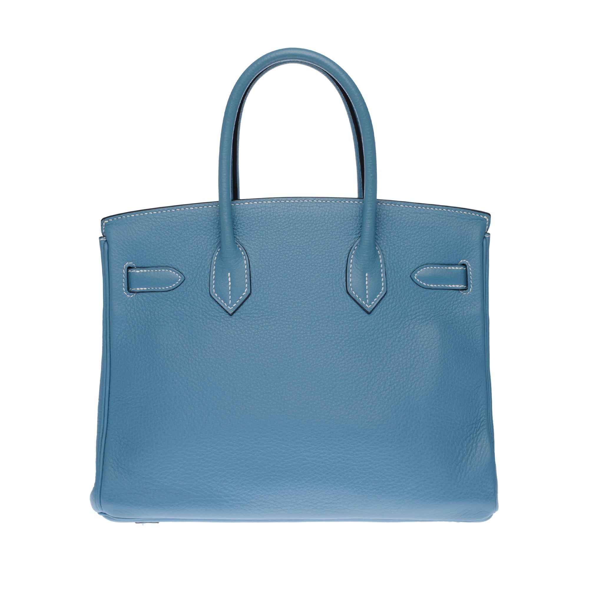 Beautiful Hermes Birkin 30 cm handbag in Togo blue jean leather , Palladium silver metal hardware, double handle in blue leather allowing a handheld.

Closure by flap.
Lining in blue leather, a zipped pocket, a patch pocket.
Signature: 