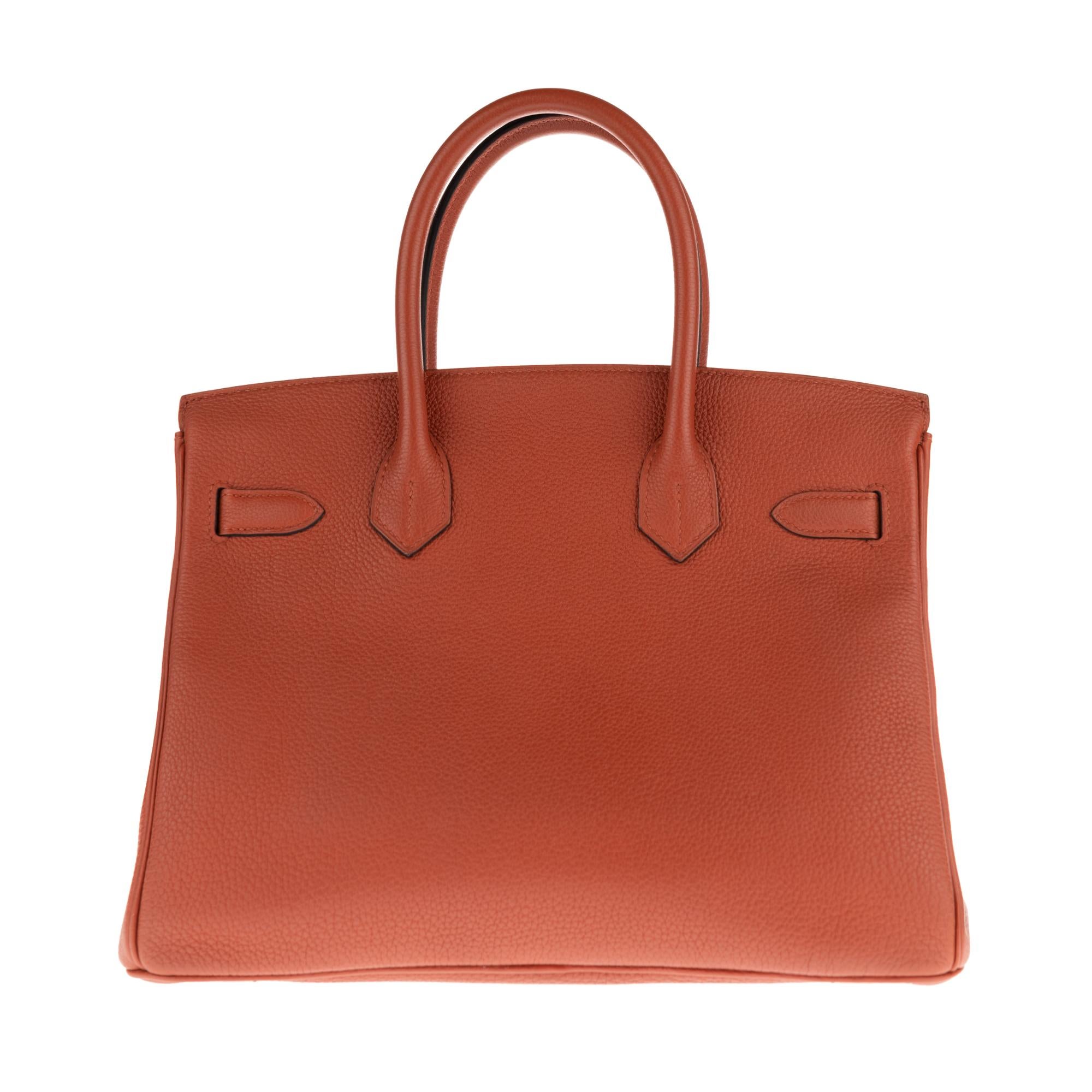 Beautiful Hermes Birkin Handbag 30 cm in Togo Leather Color cuivre (copper) , Palladium Silver Metal hardware, Double Handle cuivre Leather Allowing a Hand Carrying.

Closure by flap.
Inner lining in cuivre leather, one zipped pocket, one veneered