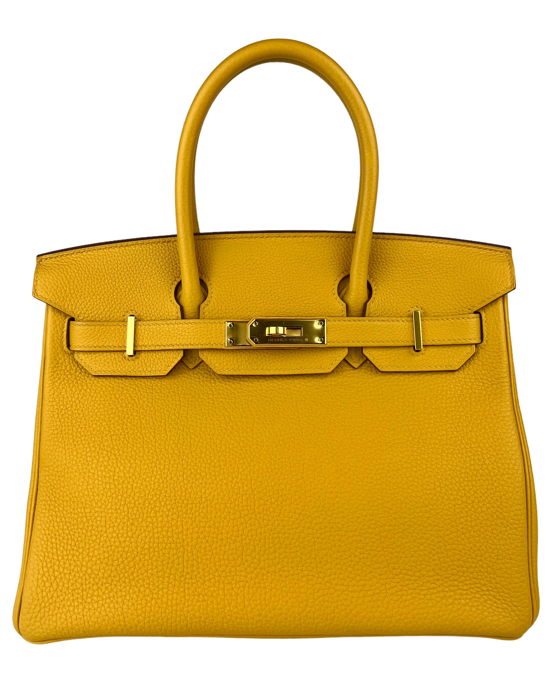 Absolument magnifique Rare Hermes Birkin 30 Jaune Ambre Yellow Leather complimented by Gold Hardware. Condit avec plastique sur la quincaillerie. 

Achetez en toute confiance auprès de Lux Addicts. Authenticité garantie ! 

N'oubliez pas qu'il