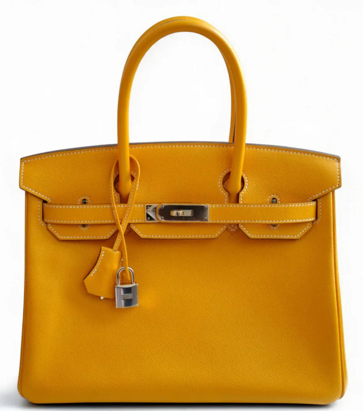 Expression radieuse du luxe, le Birkin 30 d'Hermès en cuir Jaune d'Or Eleg est une pièce d'exception qui respire l'élégance et la sophistication. La riche teinte jaune d'or est à la fois audacieuse et intemporelle, parfaitement complétée par un