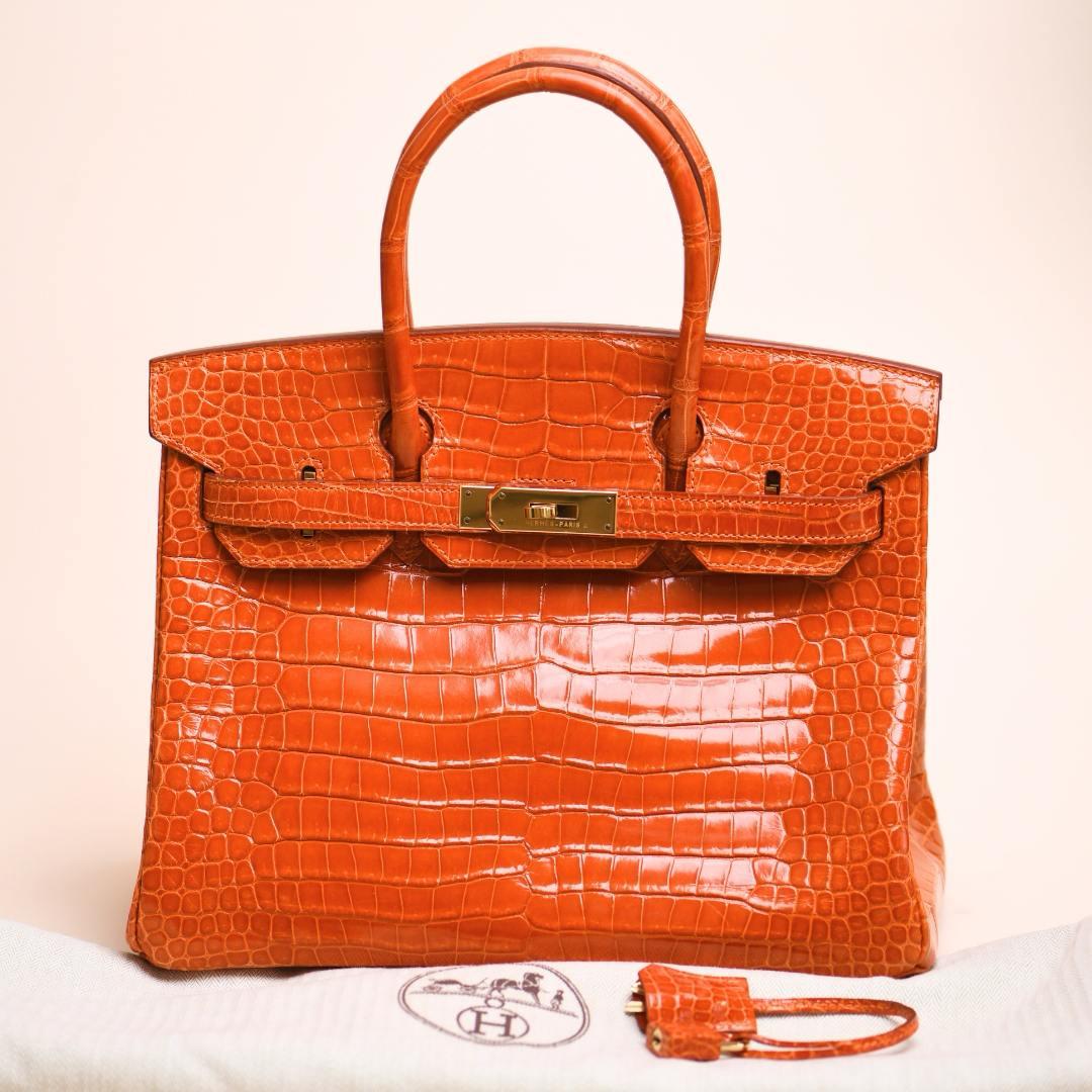 SKU	77701240
Comes With	Hermès Dust Bag, Keys,Padlock,Clochette
Date	2001
Model	Birkin 30
Serial Number	E in square
Metal	Crocodile Leather
Condition	Excellent
Other Info	Approximate dimensions: 30cm x 22cm x
