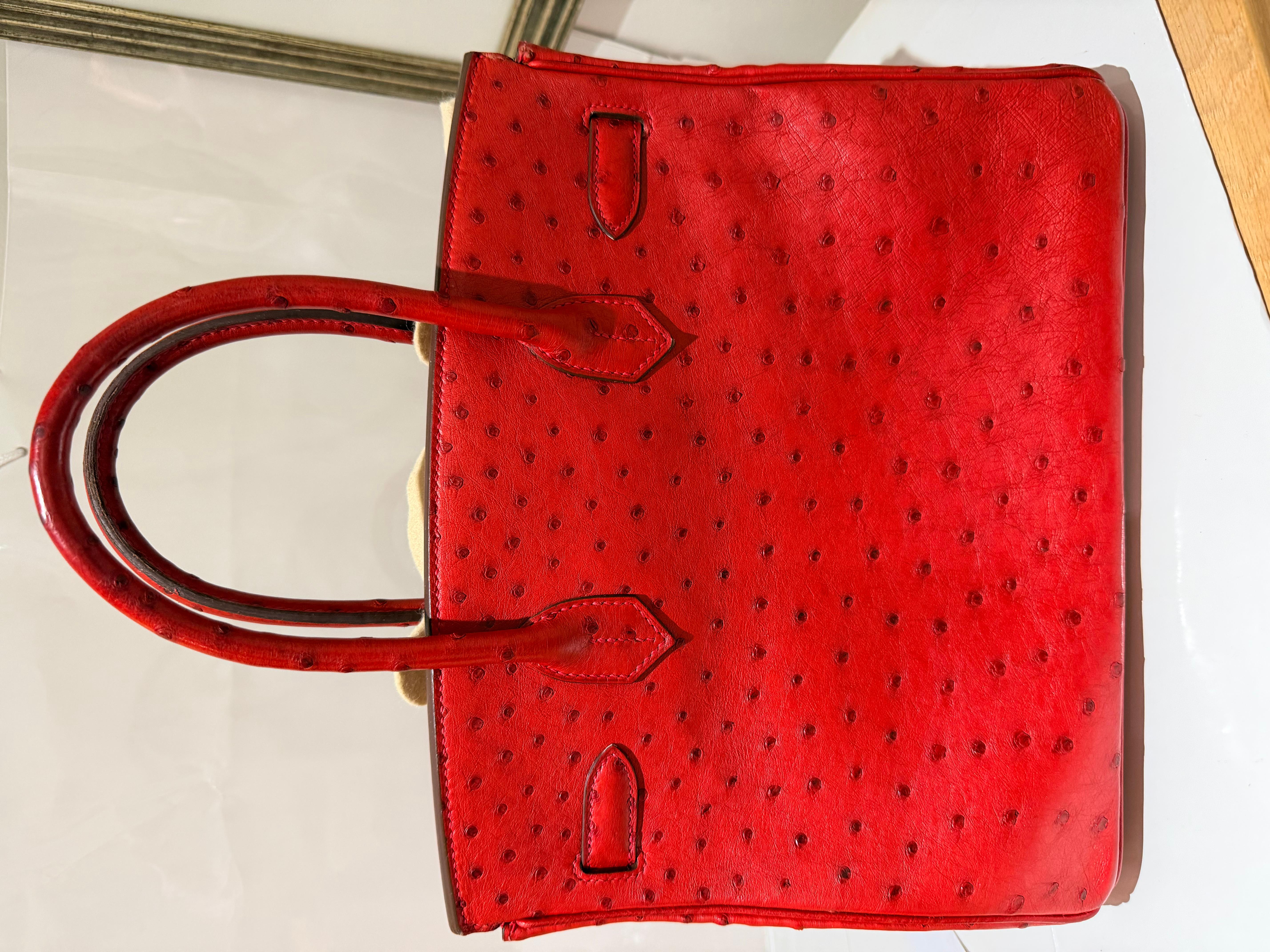 Rouge Sac à main Hermes Birkin 30 en autruche rouge et métal doré en vente