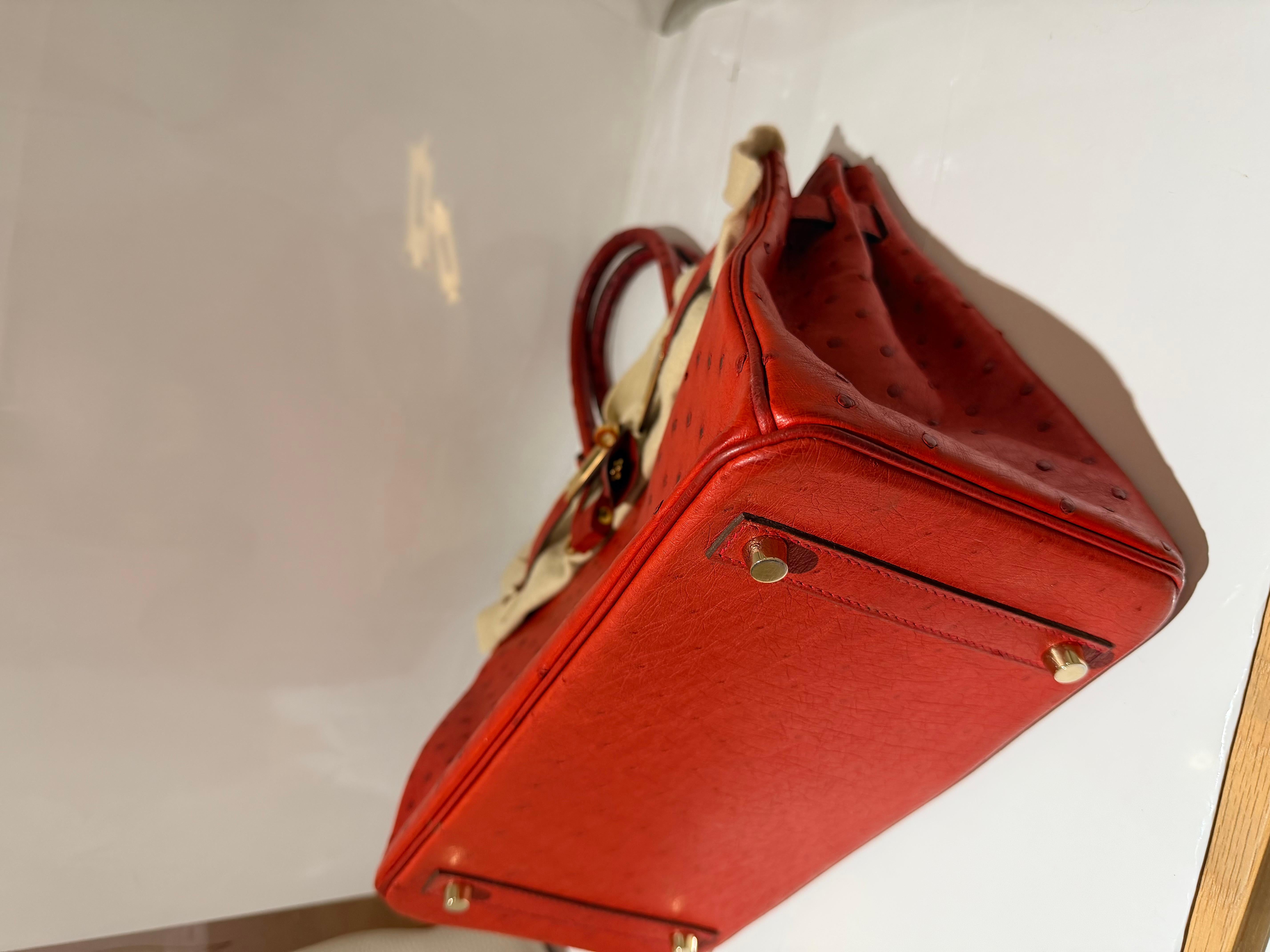 Sac à main Hermes Birkin 30 en autruche rouge et métal doré Excellent état - En vente à London, England
