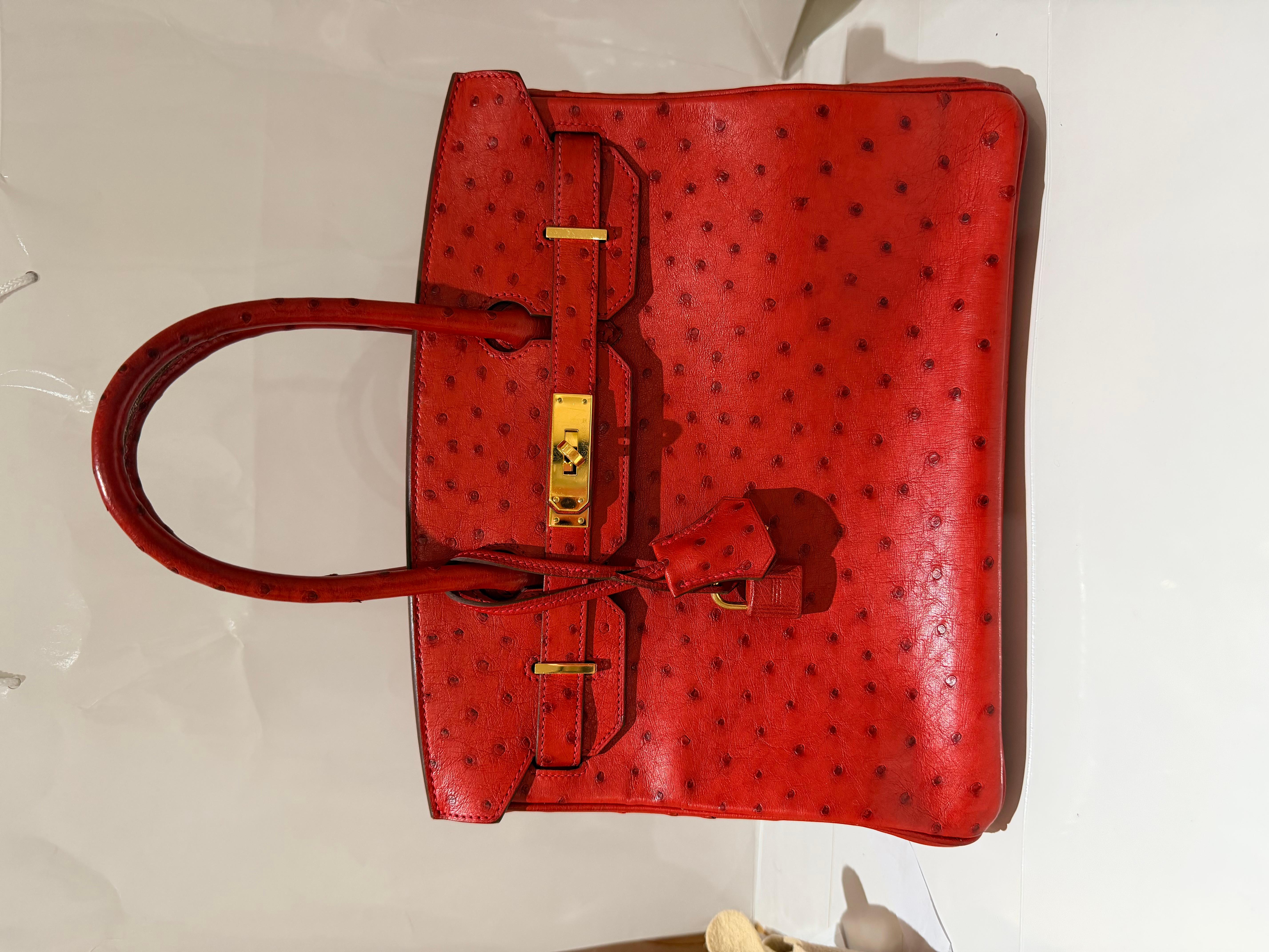 Sac à main Hermes Birkin 30 en autruche rouge et métal doré en vente 3