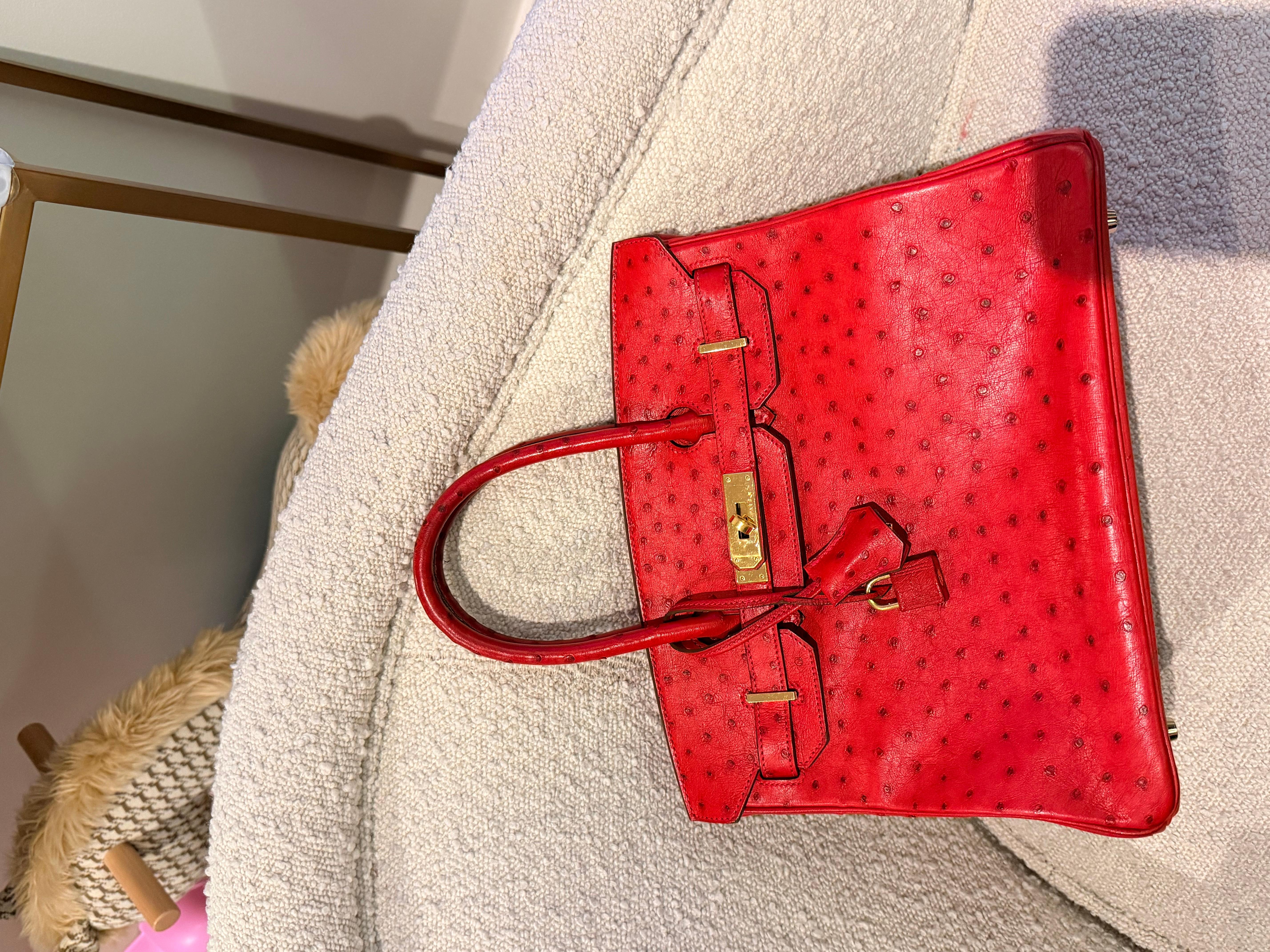 Sac à main Hermes Birkin 30 en autruche rouge et métal doré en vente 4