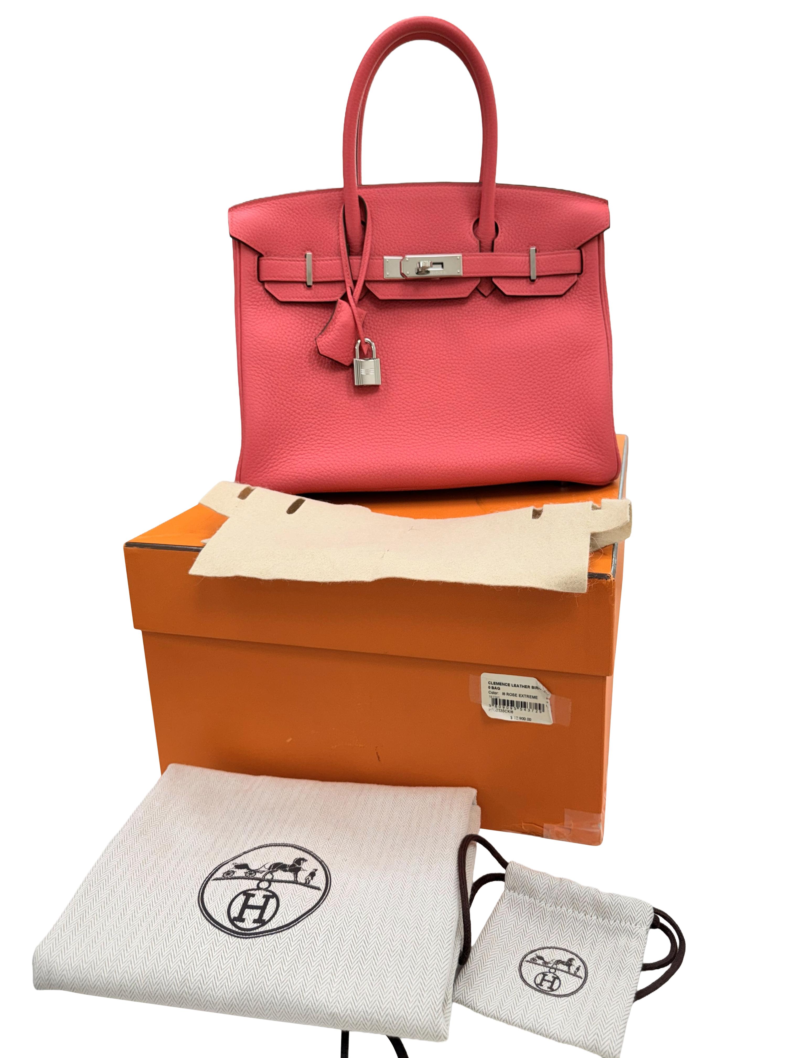 Questa Birkin è in pelle togo Rose Extreme con finiture in palladio e presenta cuciture tonali, patta frontale, due cinturini con chiusura centrale ad alamari, clochette con lucchetto e due chiavi e doppi manici arrotolati. L'interno è foderato in