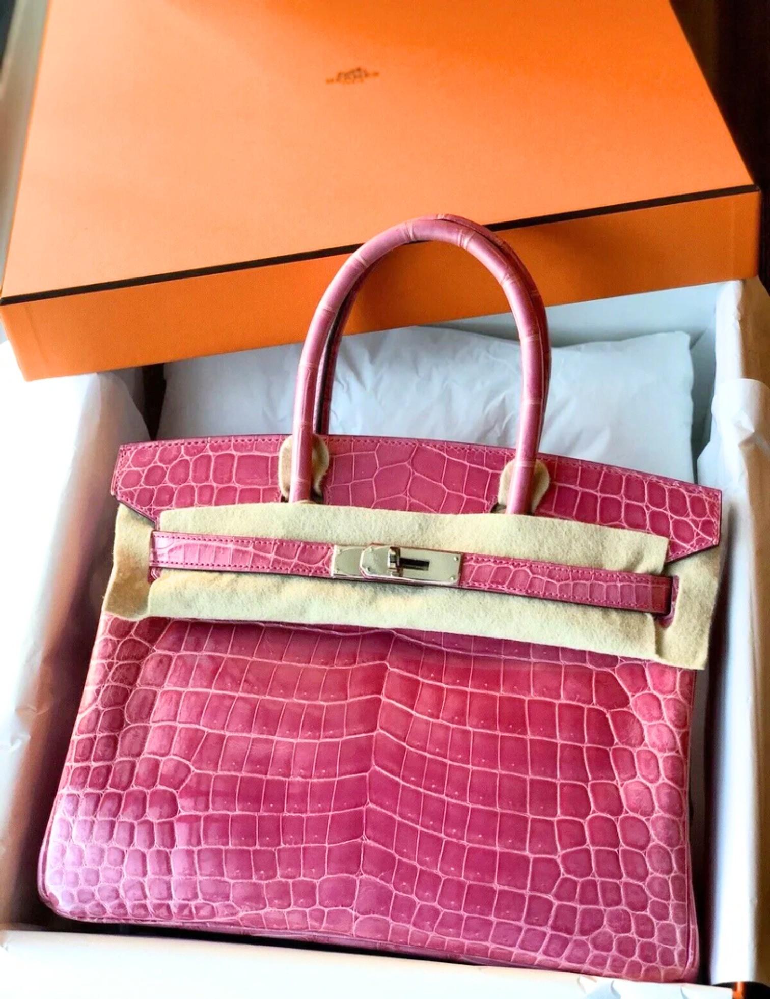 Una borsa in edizione limitata e super speciale ❤️

Unico nel suo genere e veramente destinato a un collezionista. E se sei una di loro, devi assolutamente averlo nel tuo armadio. Un pezzo da collezione di sicuro effetto.

Questa sognante birkin 30