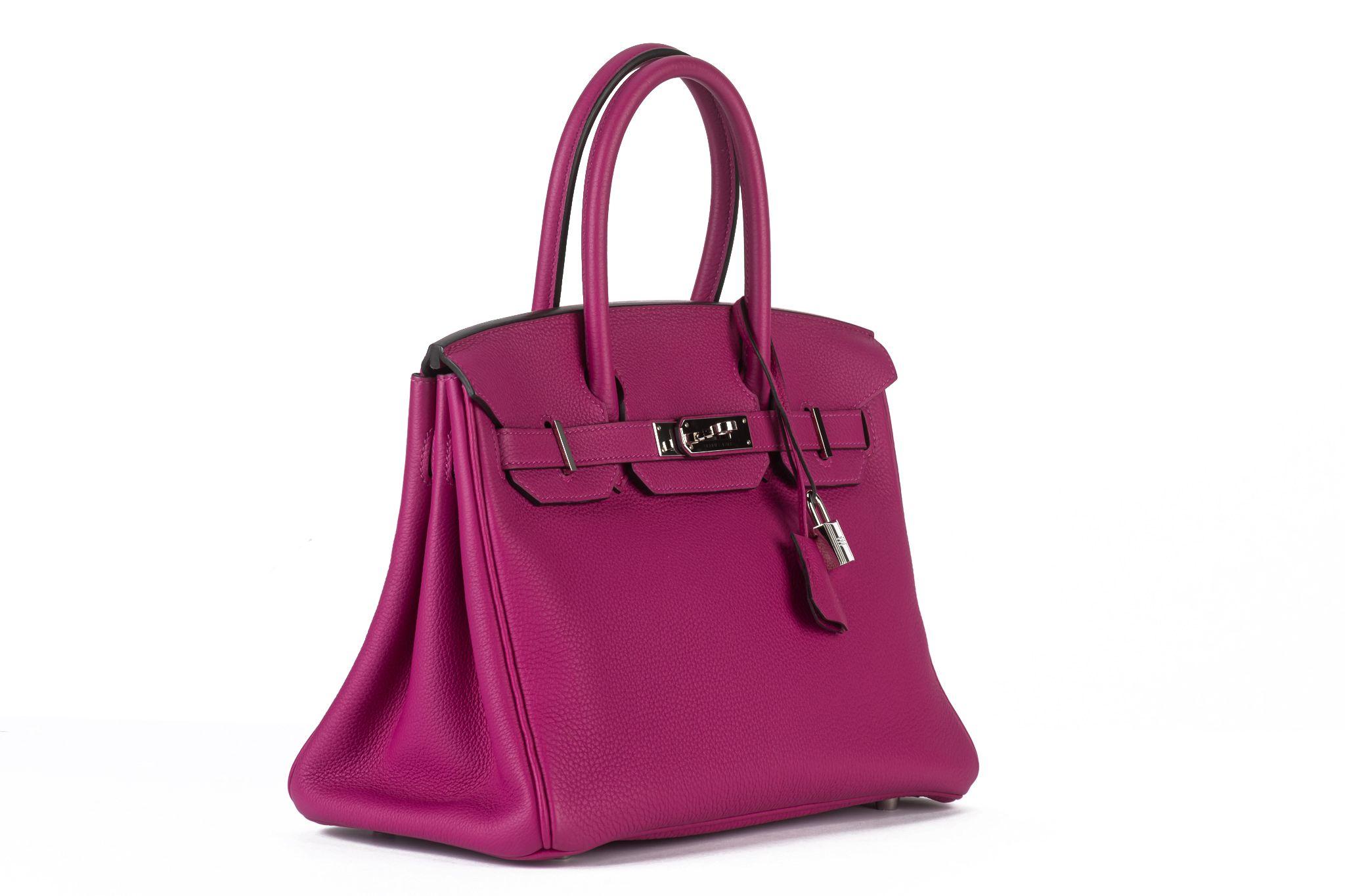 Questa Birkin 30 in Rose Pourpre è caratterizzata da una classica pelle di togo. La borsa presenta manici in pelle arrotolati e finiture in palladio. La parte superiore si apre su un interno in pelle di capra abbinata con cerniera e tasche