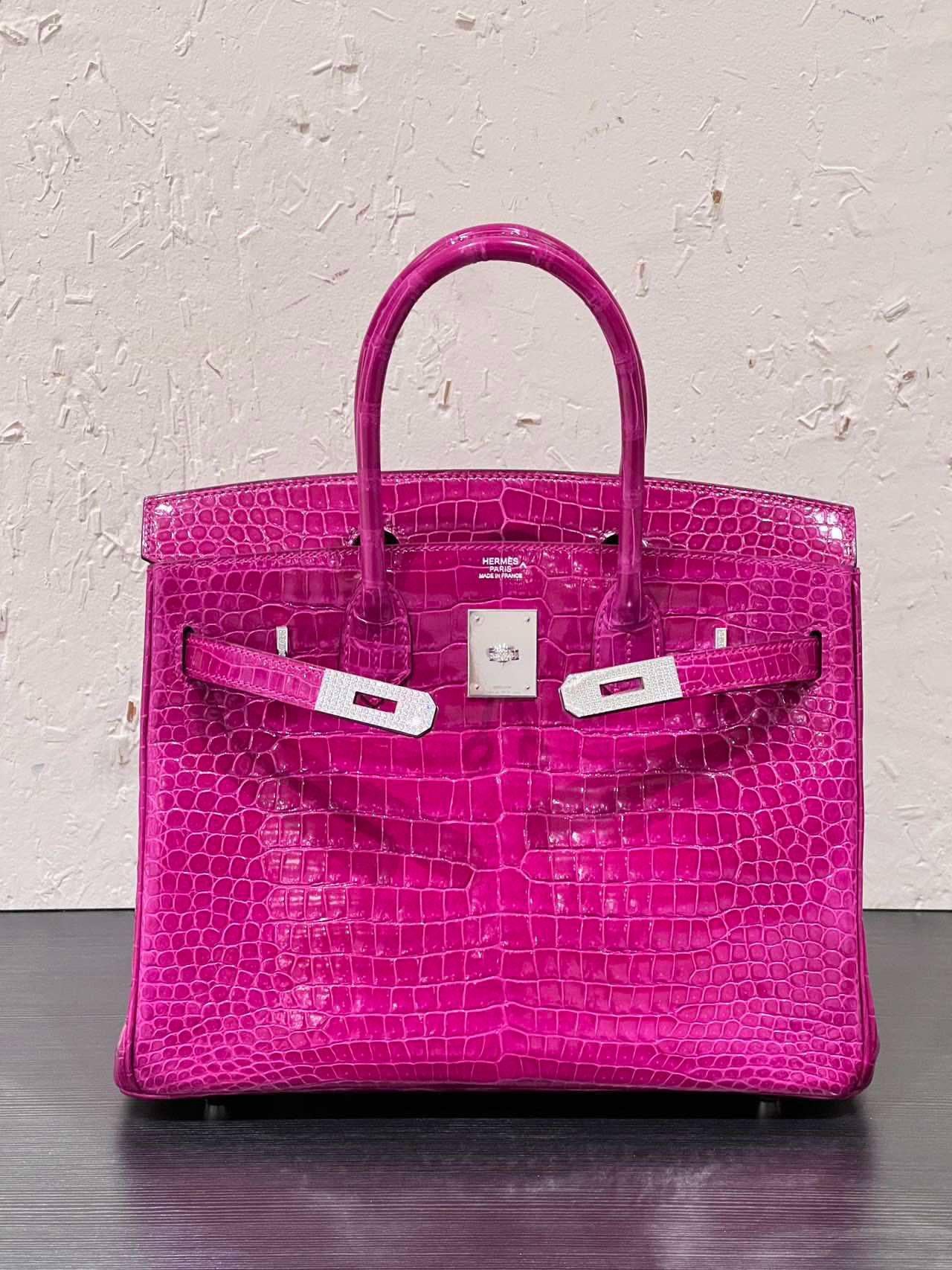 Hermès Birkin 30 en Cocodrilo Porosus Rosa Scheherazade Brillante con Diamantes
	-	Herraje: Oro blanco de 18 quilates con diamantes originales Hermès (no posventa)
	-	Estado: Seminuevo, excelente estado
	-	Incluye: Caja, bolsa guardapolvo,