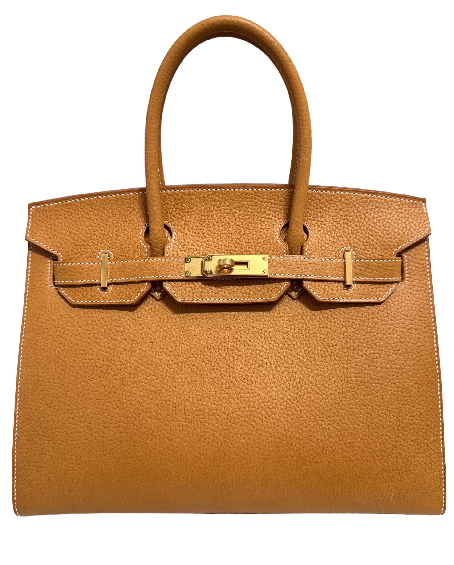 Collectors As New Absolutely Stunning Ultra Rare HIGHLY COVETED Hermes Birkin 30 Sable Vache Naturelle Grainée. Complété par une quincaillerie dorée. Timbre D 2019. 

S'il vous plaît garder à l'esprit en raison de c'est cuir grainé naturel il peut y