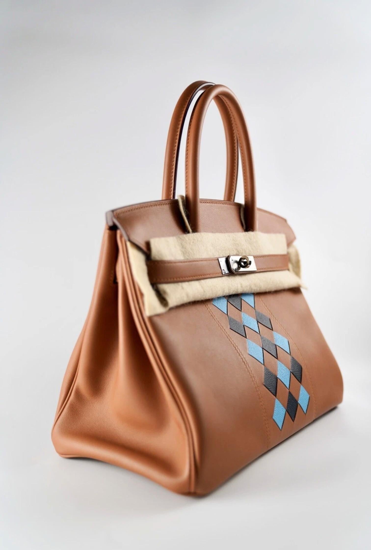 Découvrez le savoir-faire artistique d'Hermès avec cet exquis Birkin 30 Swift Epsom Tressage en or, bleu du nord et bleu indigo. Ce chef-d'œuvre en édition limitée présente un motif Tressage tissé complexe sur le panneau avant, combinant le cuir