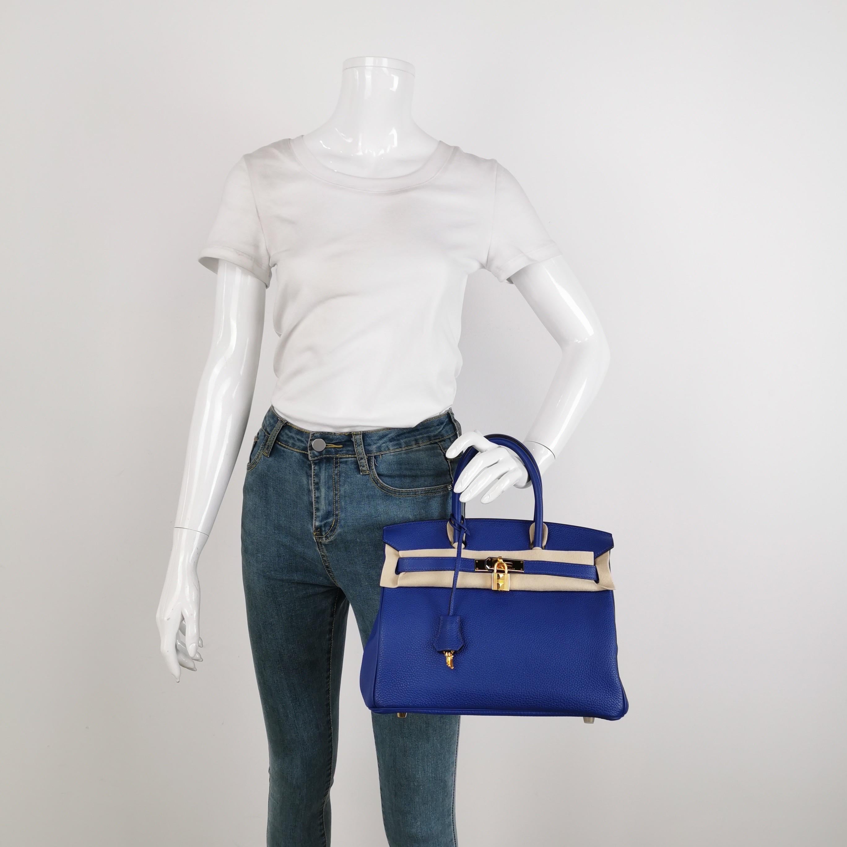 Condition: VERY GOOD ORIGINAL CONDITION

Overall light signs of use. Scratches on leather and hardware. Light rubbing on the corners, handles, wax on the edges, but not significant wear. Leather creases. 

DETAILS

Brand: Hermes
Birkin 30
Exterior