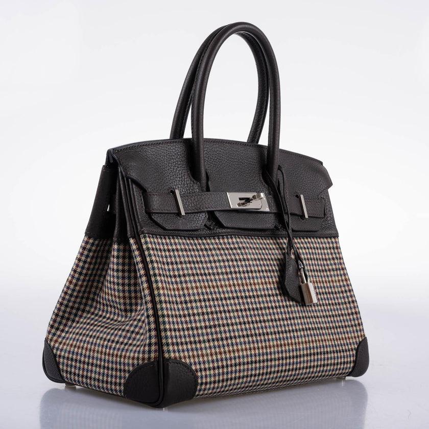 Hermès Birkin 30 Togo And Plaid Wool Lainage Palladium Hardware - 2006, J Square

This exceptionally rare Hermès Birkin Lainage 30cm is an epitome of sophistication and allure. Crafted from the finest materials that reflect the quality associated