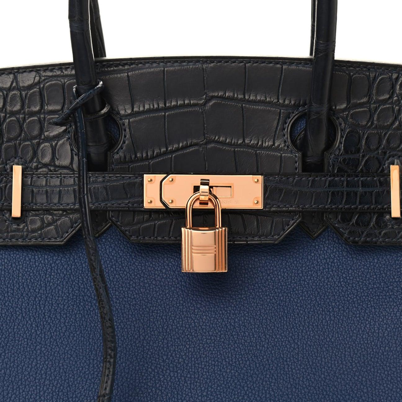 Neuer Zustand
Aus der Sammlung 2020
Saphirblau Marine
Togo-Leder
Alligator
Rose Gold Hardware
Maße: 12