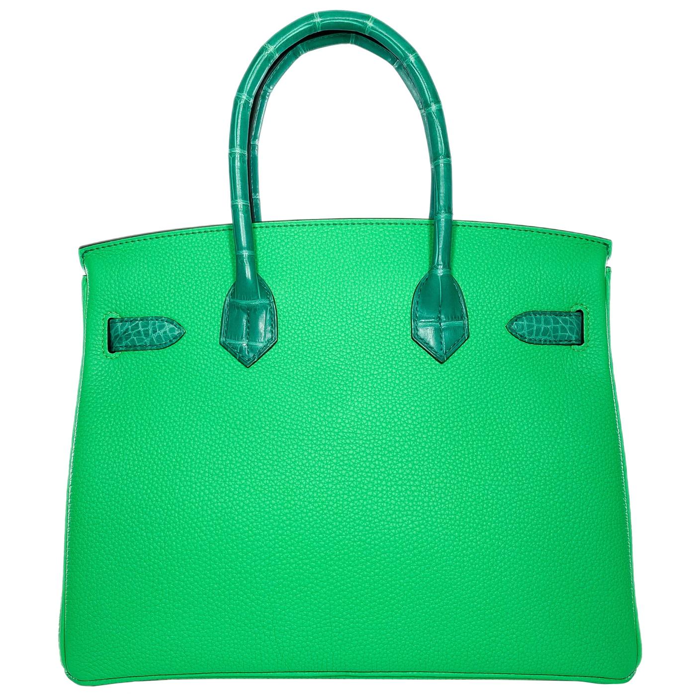 Si tratta di una Birkin 30 Touch di Hermes Vert Jade e Vert Comics in coccodrillo Nilo e pelle togo con finiture in palladio. Questa splendida Birkin 30 è dotata di due manici superiori da 4 pollici, un lucchetto con chiave e una chiusura a strappo.