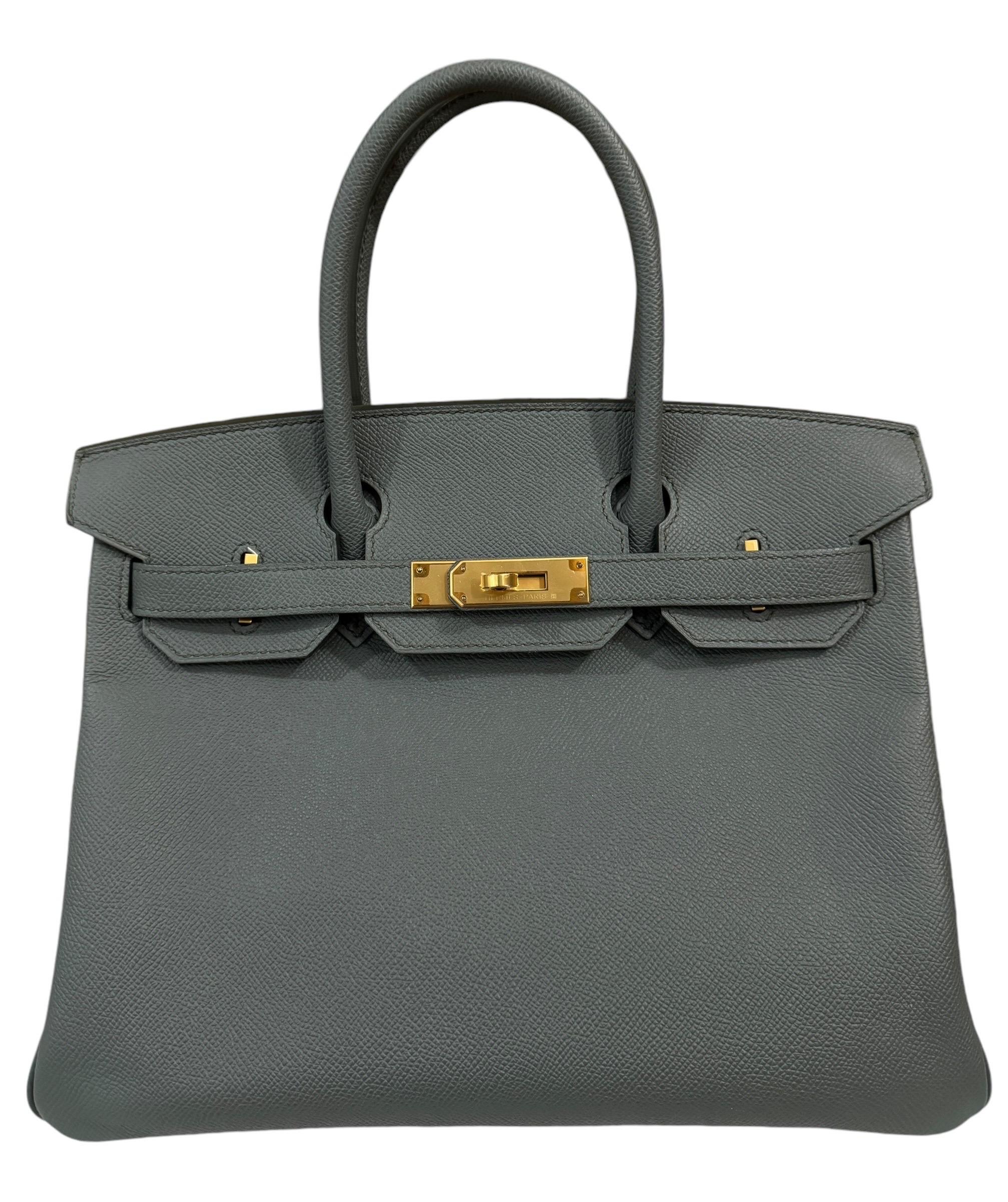 Absolutamente Impresionante Hermes Birkin 30 Vert Amande Piel Epsom, Complementado con Herrajes Dorados. Estado impecable con plástico en todos los herrajes. 

Excelentes esquinas y estructura. 

Sello D 2019.

Ten en cuenta que se trata de un