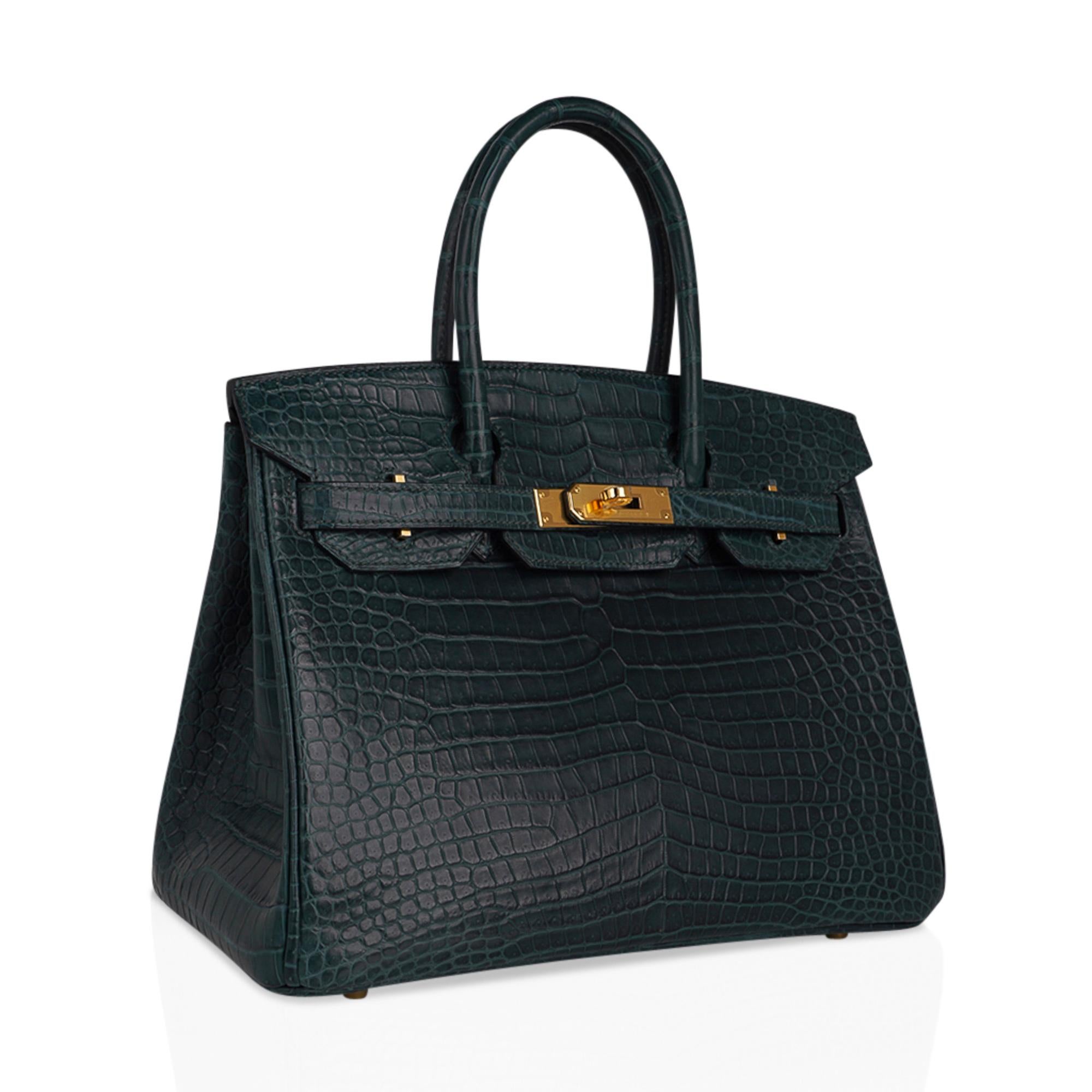 Mightychic offers an exquisite Hermes Birkin 30 bag is featured in in lush deep Vert Fonce Porosus Crocodile. 
This exotic Hermes Birkin bag in matte Porosus crocodile skin has magnificent scales.
The most exclusive and coveted Porosus skin is