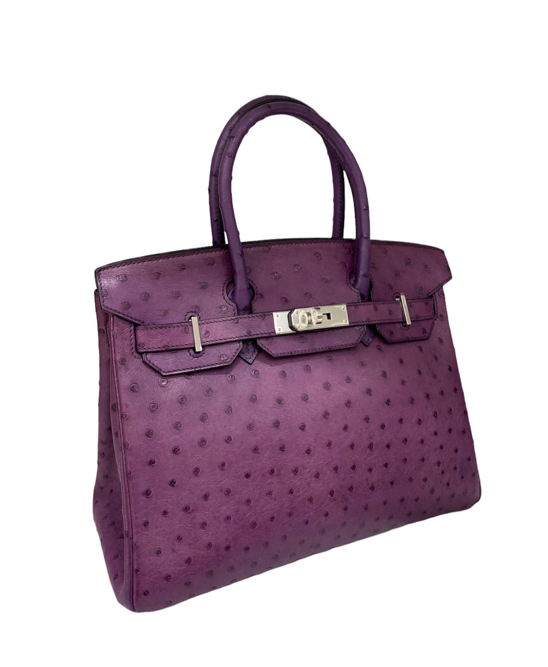 Hermes handbag, Birkin model, size 30, made of purple ostrich leather with silver hardware.

Equipped with double leather handle and the classic flap closure with interlocking.

Internally lined in smooth purple leather, very roomy. Full set,