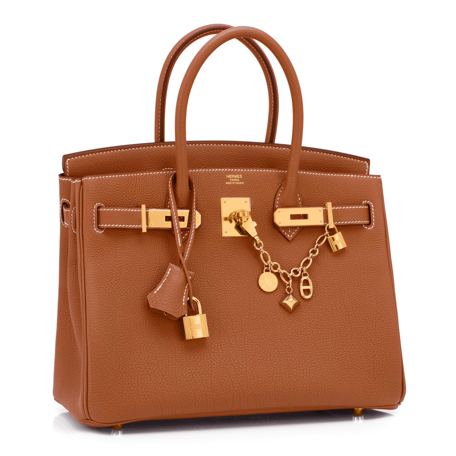 Hermes Gold Togo Camel Tan 30cm Birkin Gold Hardware NEW
Neuf dans la boîte. Frais de magasin. État impeccable (avec du plastique sur le matériel). 
Un cadeau parfait ! Livré avec serrure:: clés:: clochette:: dormeur:: imperméable et boîte Hermès.