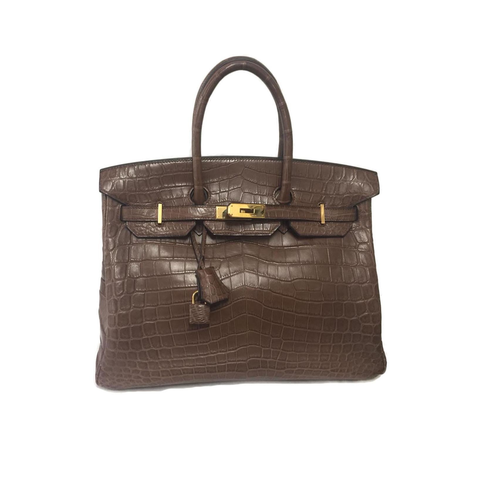 Hermes Paris Birkin 35 CM, exclusive Hermes Bag, made of alligator leather in luxurious design, in one of the most amazing colors.
The Hermes Paris Birkin Bag has gold hardware and gold four feet are located at the bottom of the bag.
The conditions