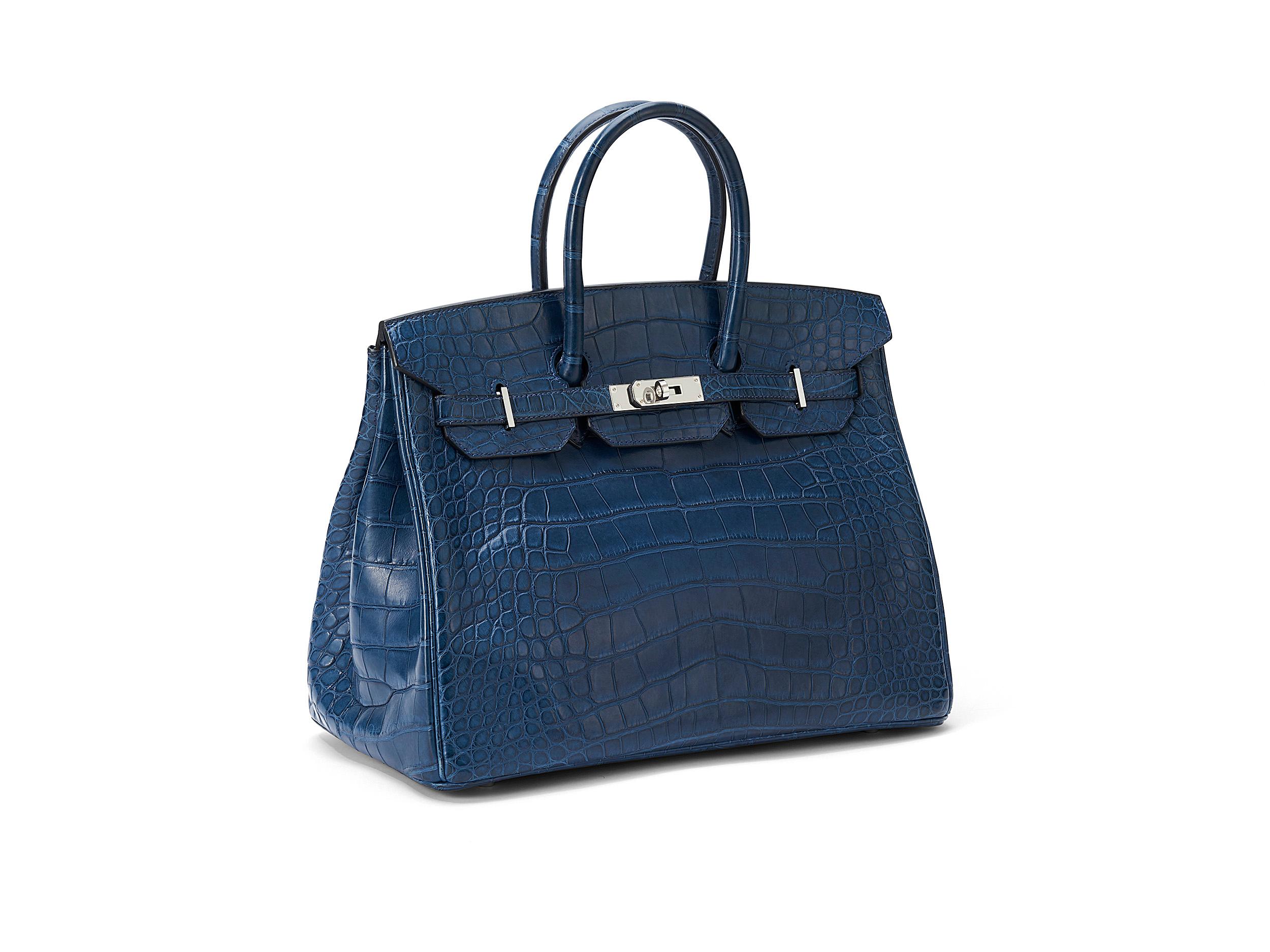 Hermès Birkin 35 en bleu de malte et cuir d'alligator mat avec accessoires en palladium. Le sac n'a pas été porté mais présente une petite éraflure sur un pied et un petit signe sur le fond intérieur. L'ensemble est livré complet, y compris le reçu