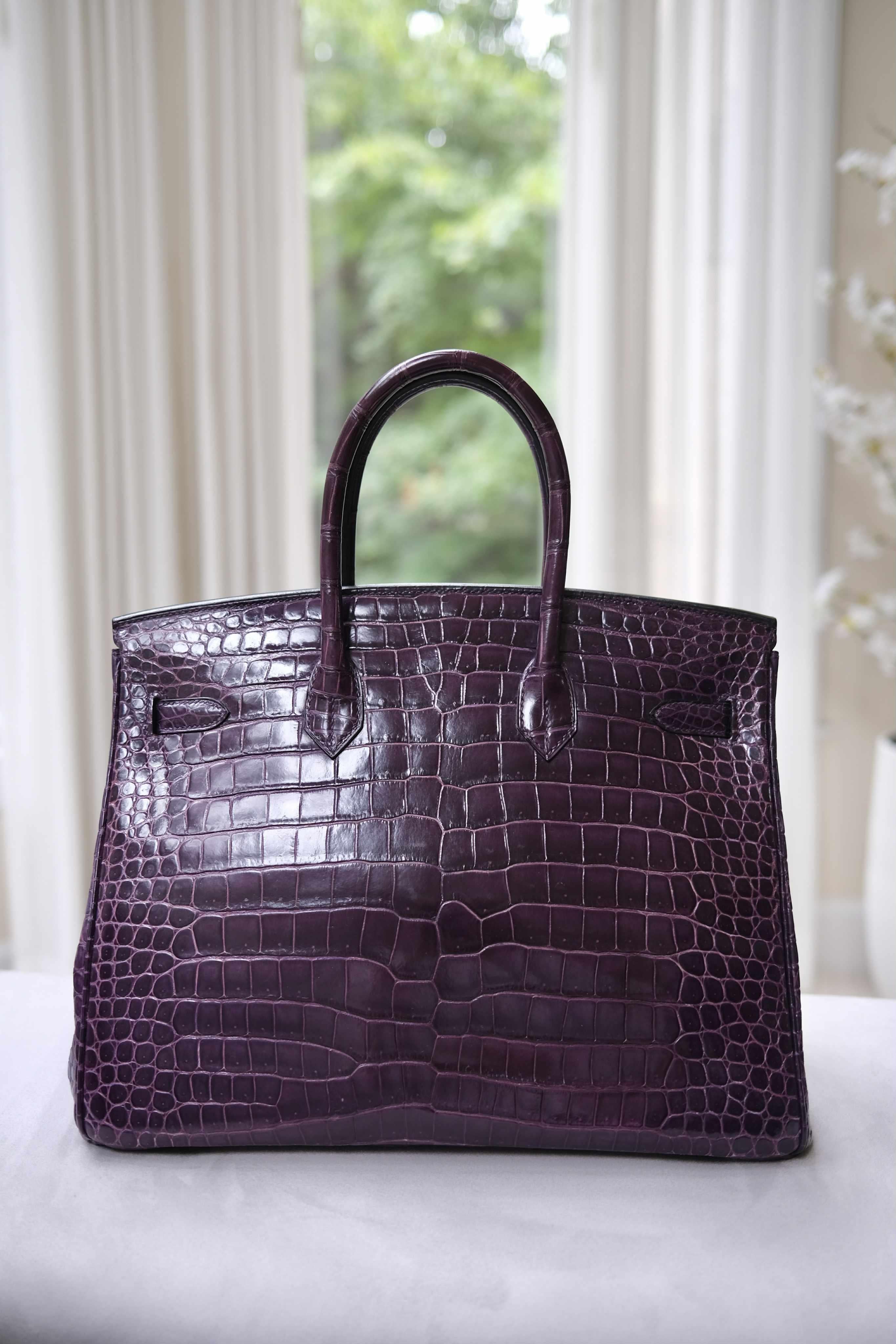 El Birkin 35 en brillante piel de cocodrilo Porosus amatista aporta una audaz sensación de confianza a tu look. De tamaño generoso para facilitar el día a día, tiene espacio suficiente para el teléfono, las llaves y todo lo que te pida el día. El
