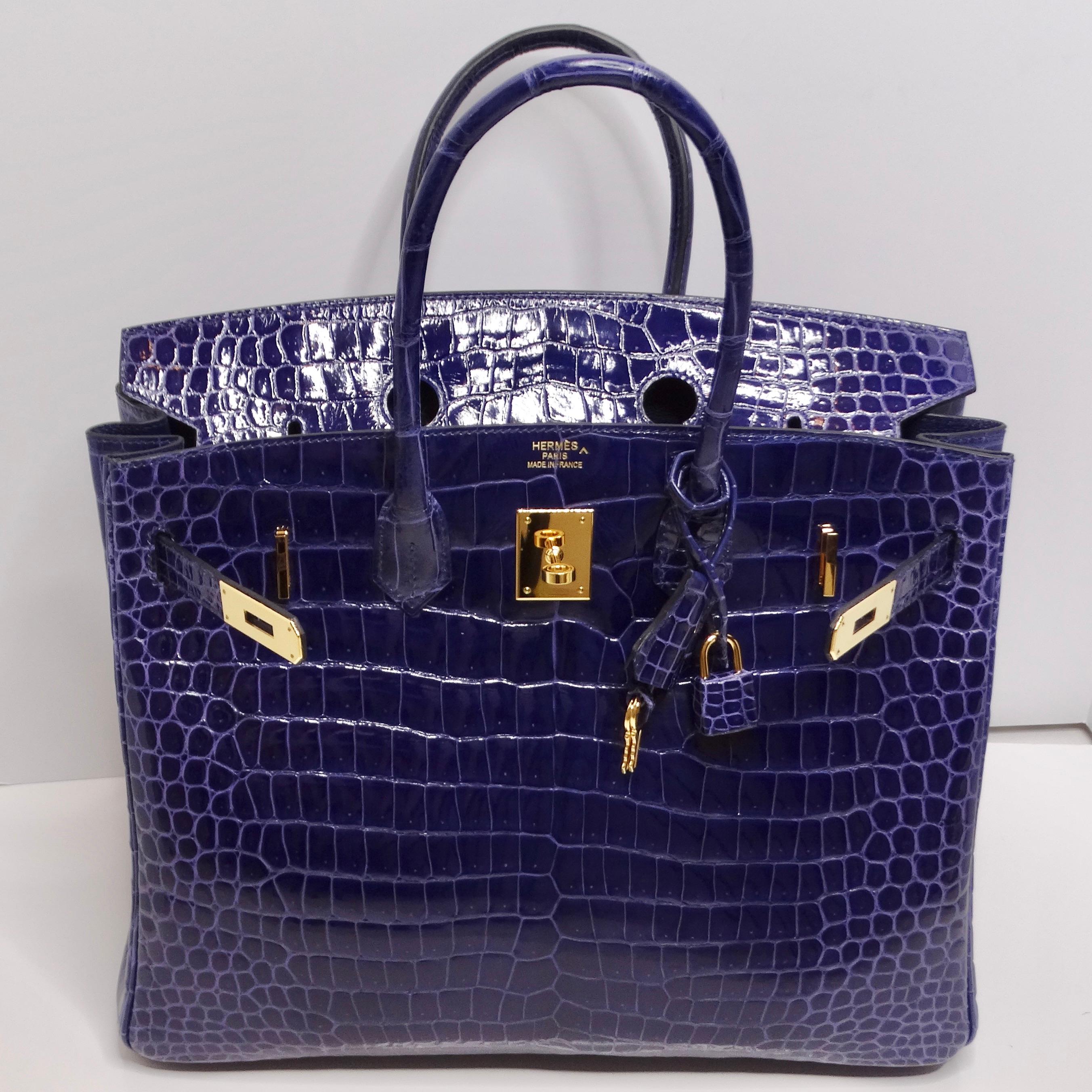Le sac à main Hermès Birkin 35cm Amethyst Shiny Porosus Crocodile Gold Hardware est l'incarnation même du luxe et de la sophistication. Confectionné en 2020, ce sac à main emblématique témoigne du savoir-faire impeccable et du design intemporel