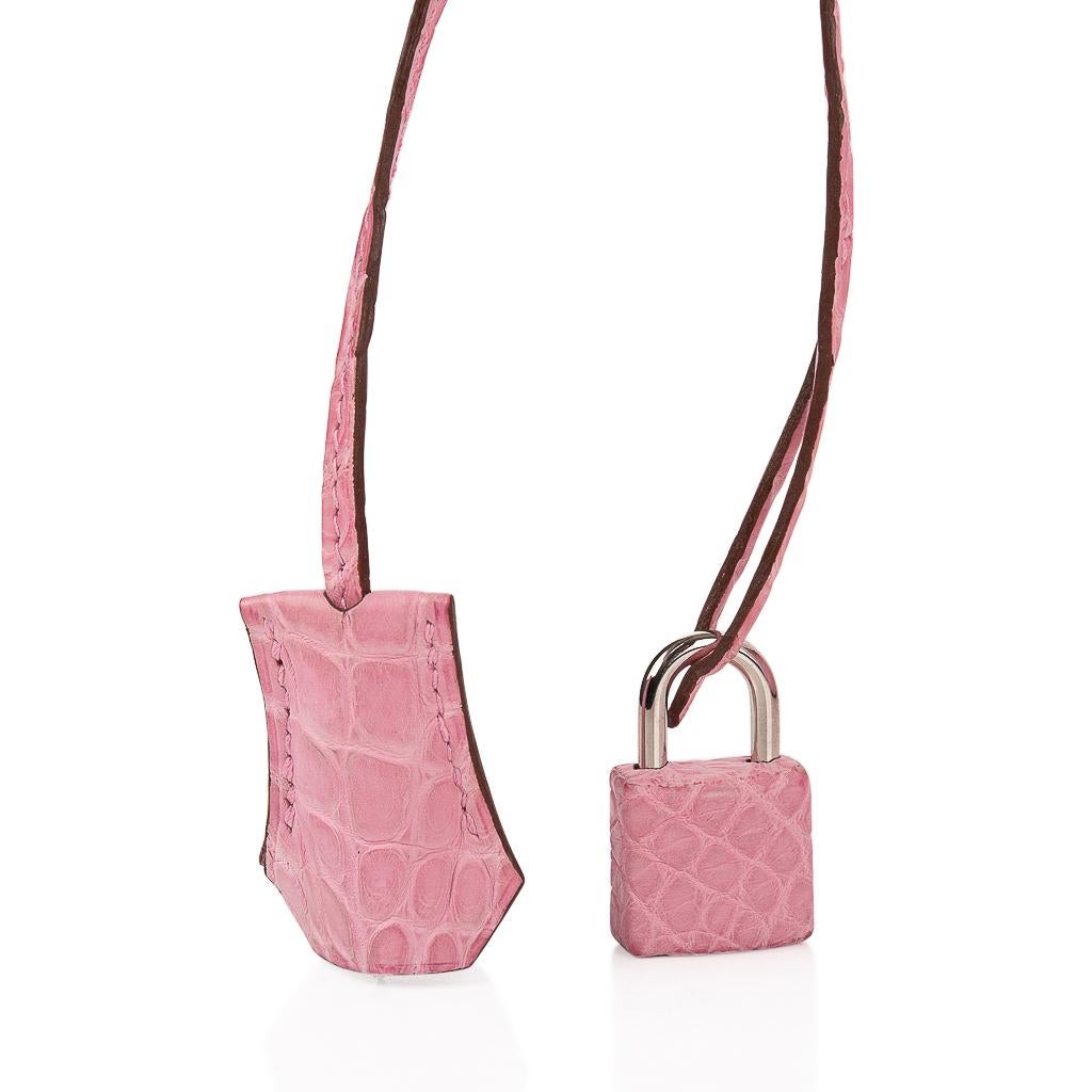 Mightychic bietet eine Hermes Birkin 35 Tasche mit der seltenen limitierten Auflage 5P Pink in mattem Alligator.
Diese seltene, begehrte Schönheit ist ein wahrer Sammlerschatz.
Frisch mit Palladium-Beschlägen.
Kommt mit Schloss und Schlüssel und