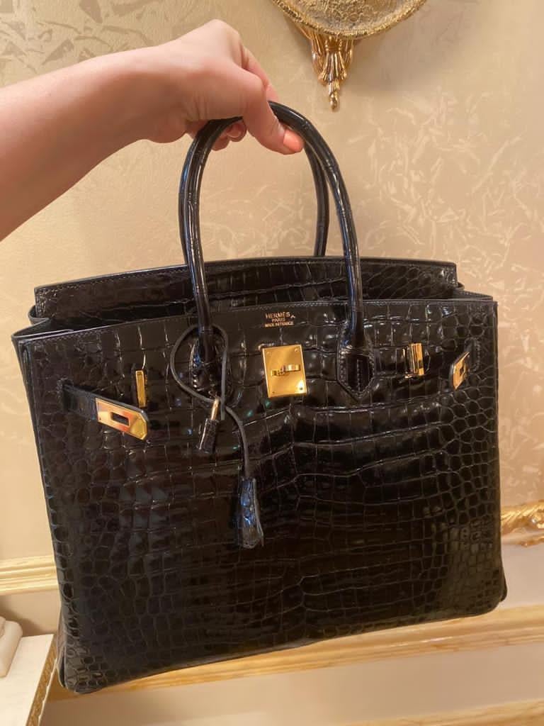 The rich black Hermes Birkin bag in crocodile Lisse skin with lush gold hardware is magnificent with beautiful scales.
Perfect for year round wear and moves day to 
 night.
Hermes Birkin 35 Bag Black Porosus Crocodile Gold Hardware. R stamp. 2014