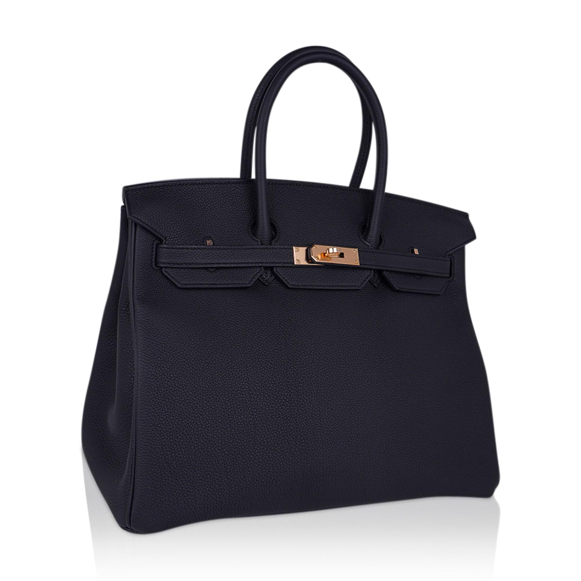 Mightychic offers a sleek classic Black Hermes Birkin 35 bag.
Rich and timeless with coveted rose gold hardware.
Togo leather is textured and resistant to scratches.
Accompanied by lock, keys, clochette, sleepers and raincoat.
NEW or NEVER
