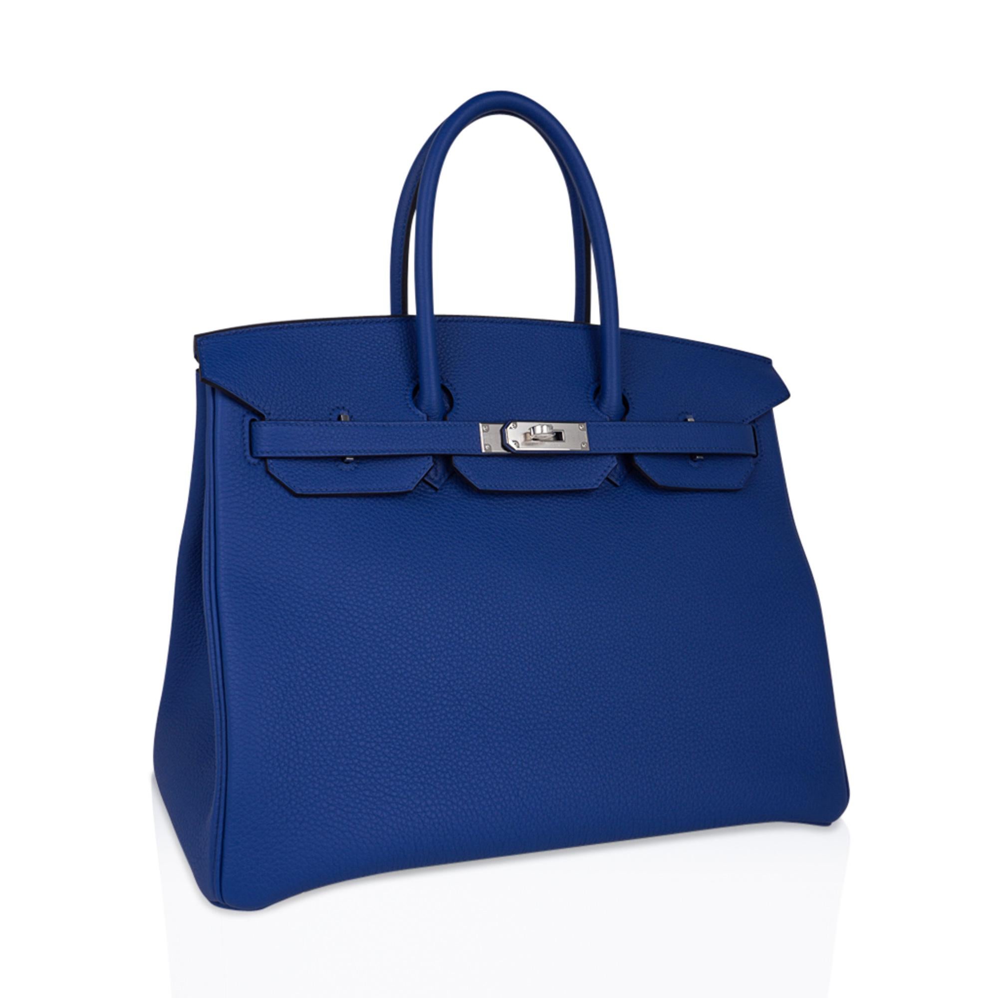 Mightychic propose un sac Hermès Birkin 35 authentique garanti, dans un coloris bleu vif.  France.
Ce sac Hermès Birkin bleu est époustouflant par sa couleur richement saturée.
Le cuir Togo est texturé et très résistant aux rayures.
Frais avec